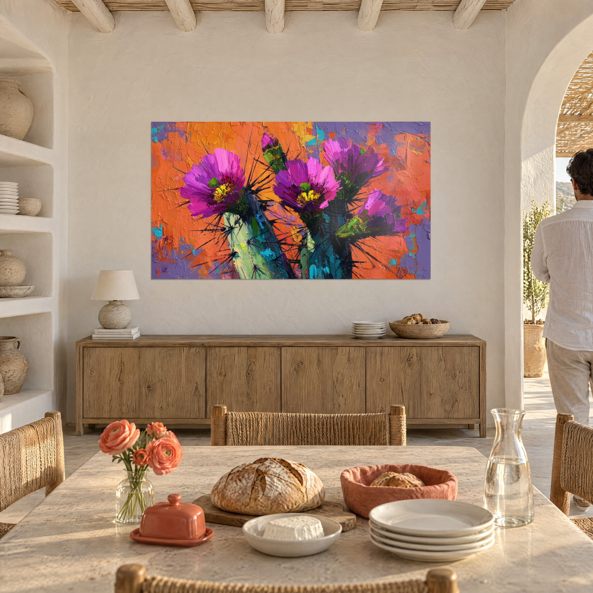 Cuadro ramo de cactus púrpuras con capullos verdes, pinceladas gruesas naranjas y lilas, pared blanca curva de un comedor