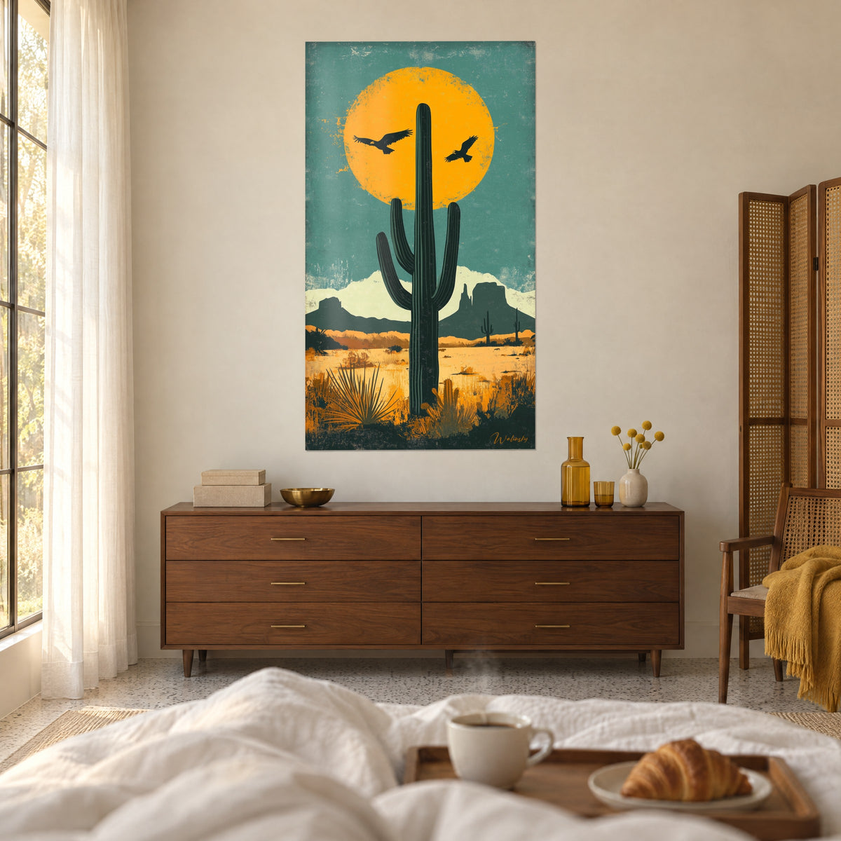 Cuadro desierto de Sonora, cactus esbelto, sol amarillo azafrán y cielo azul verdoso, dos pájaros con las alas abiertas, encima de una cama en un dormitorio luminoso