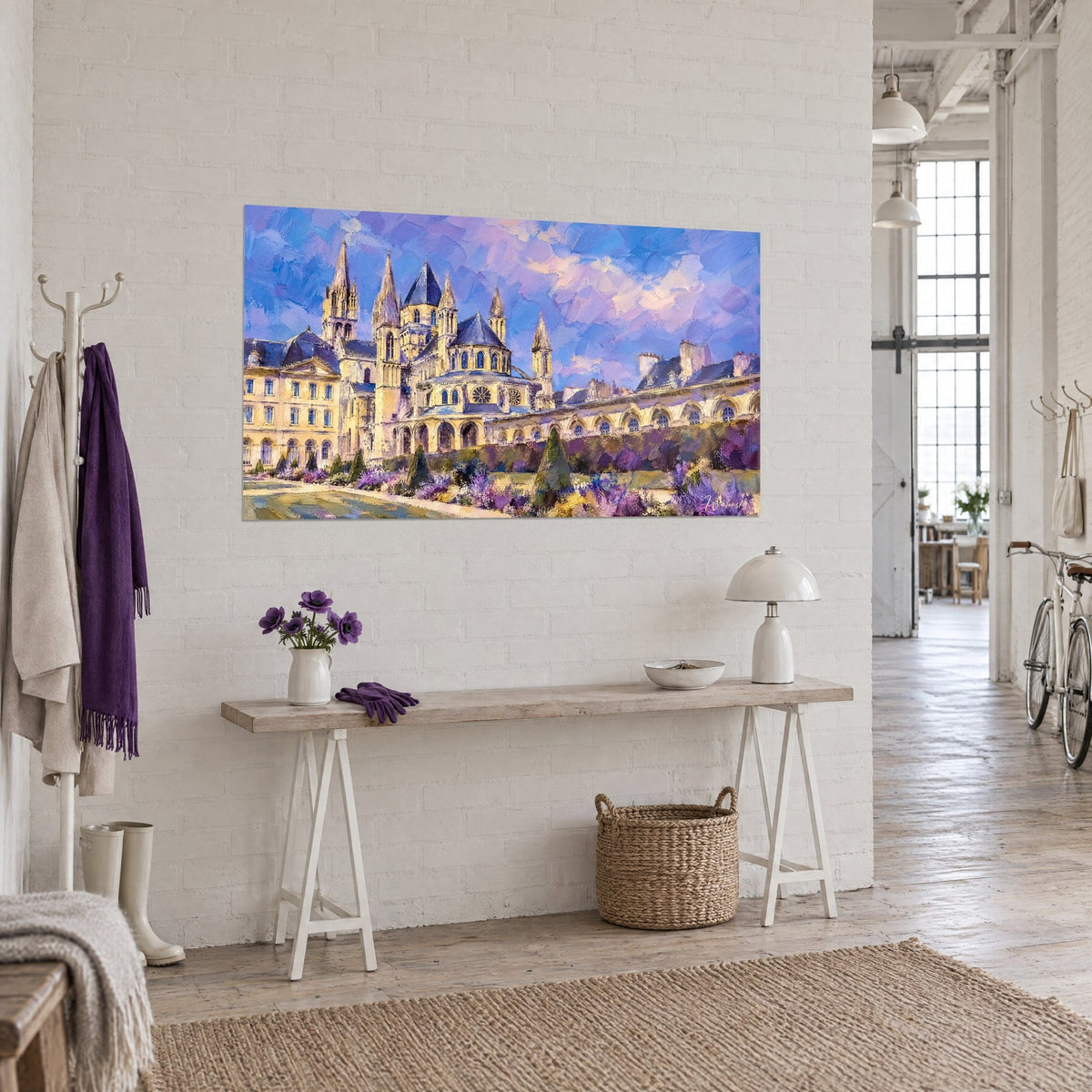 Schilderij van de Abbaye aux Hommes in Caen, gouden torens en blauwe leien daken, gesnoeide buxus, aan een witte muur naast een houten console