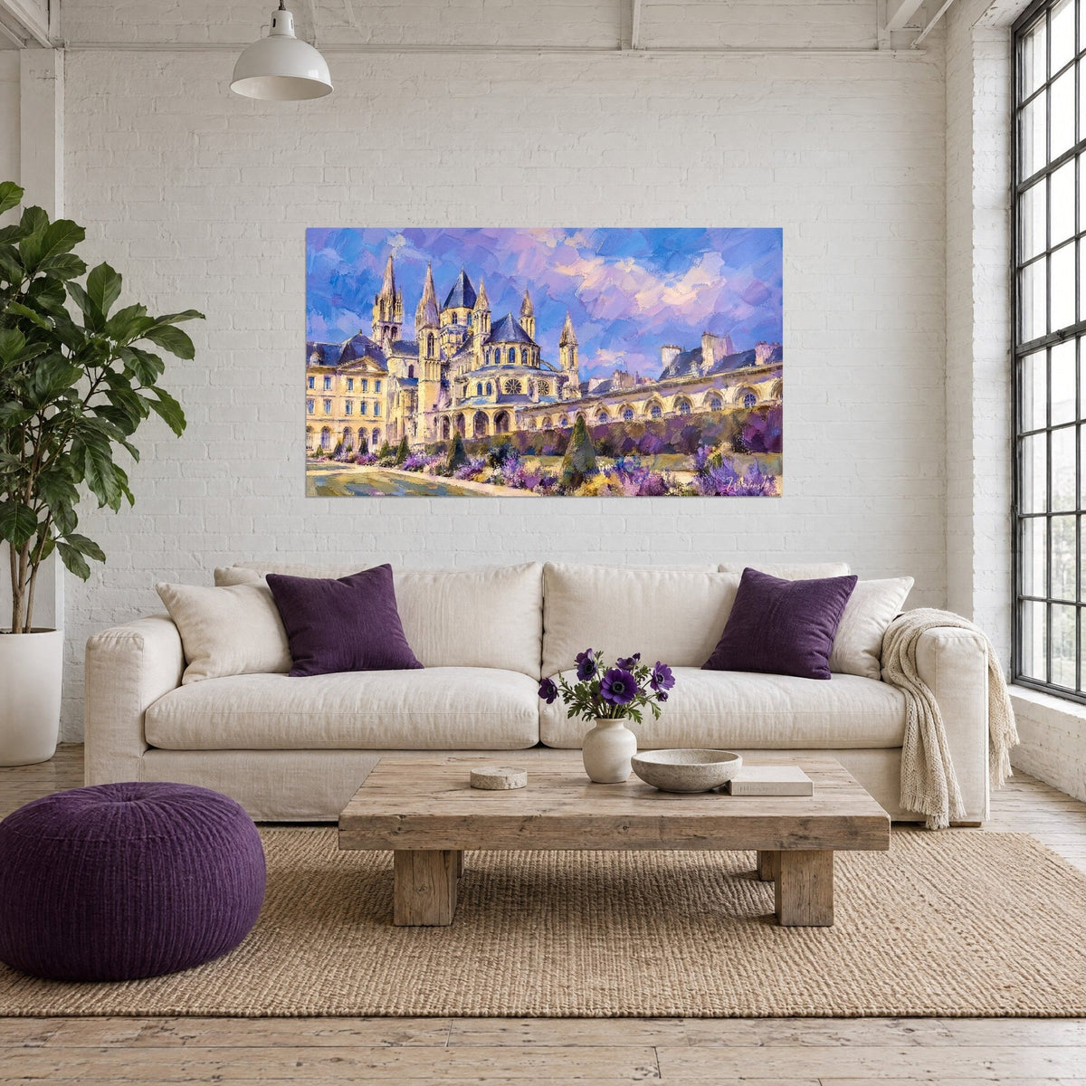 Schilderij van een Normandische abdij met gouden stenen torenspitsen, blauwe en lila lucht, paarse lavendel, boven een bank in een lichte woonkamer