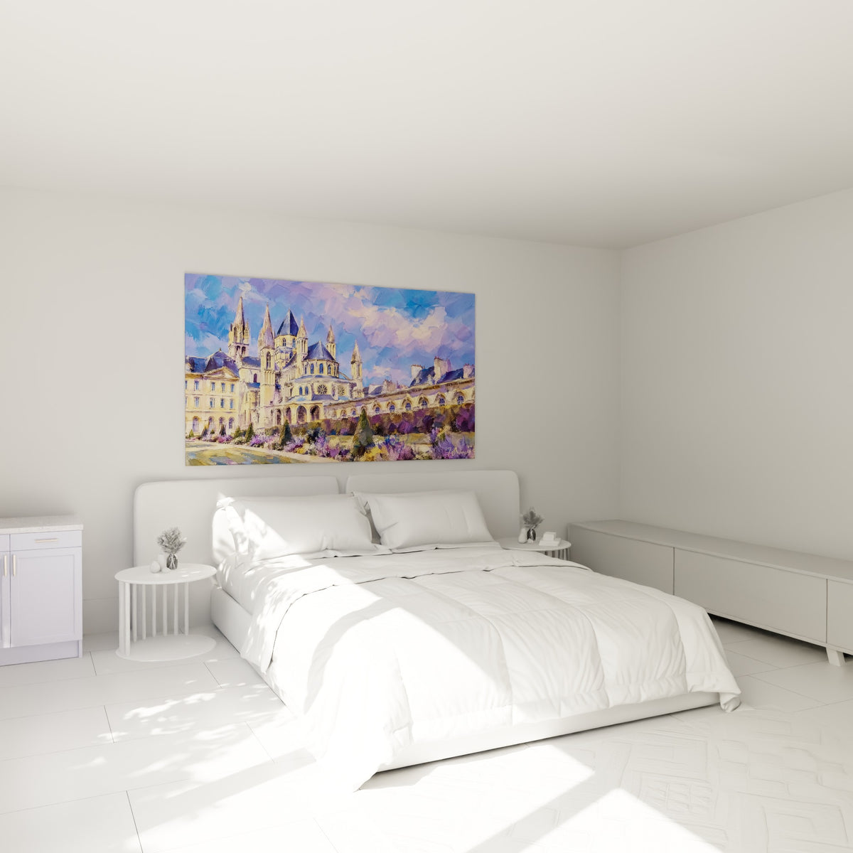 Flèches gothiques dorées et ciel violet de l'abbaye normande au-dessus d'un lit dans une chambre claire