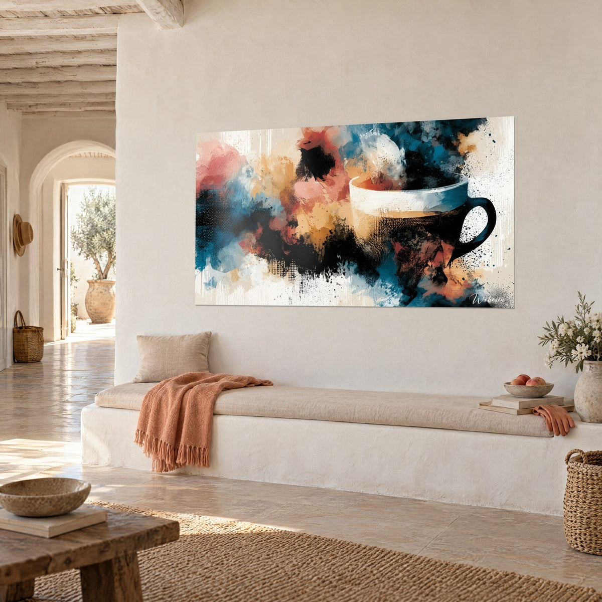 Quadro Tazza in ceramica color crema su sfondo di macchie nere, blu e dorate, parete calce e panca, casa mediterranea