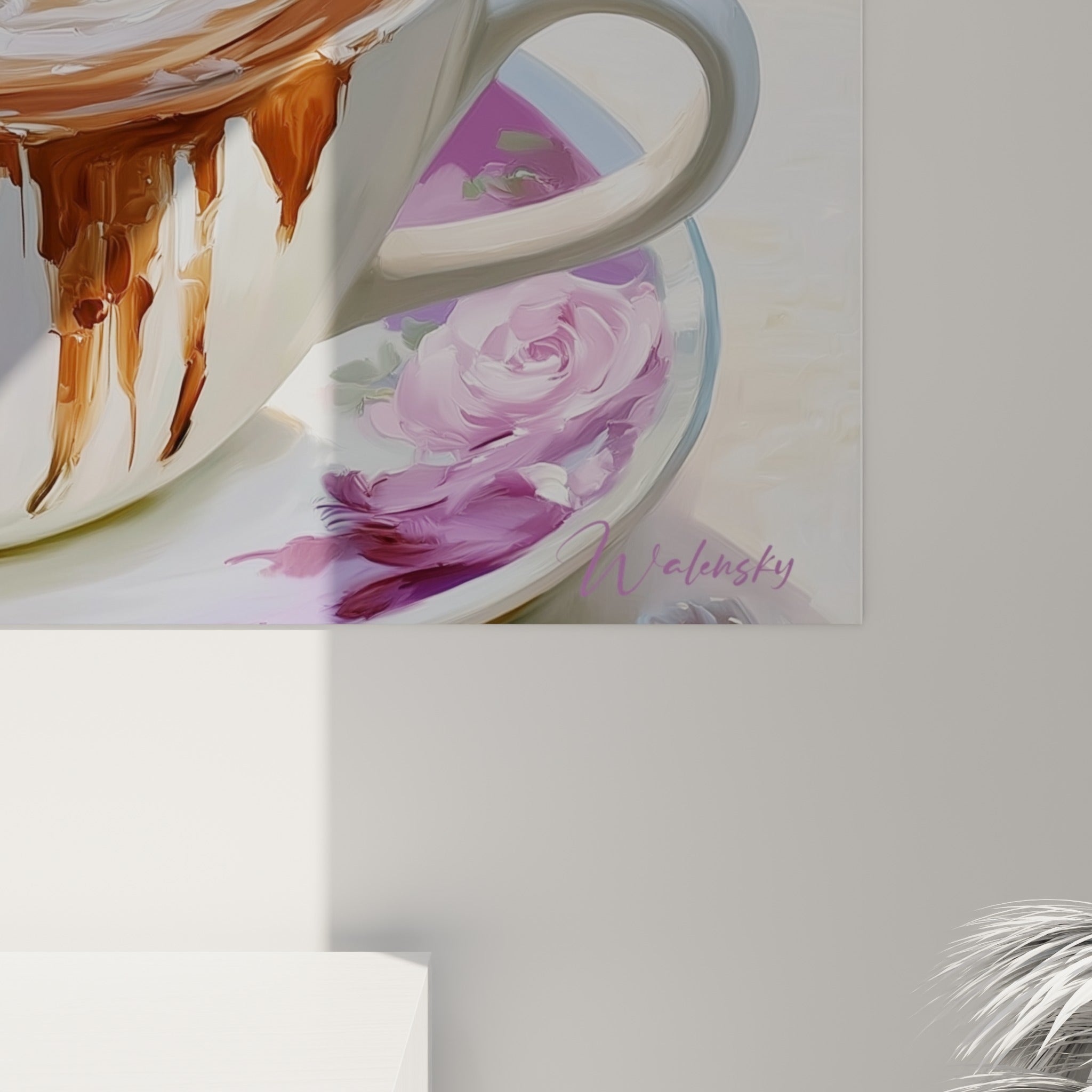 Empâtements de peinture sur les plumes rose pastel et bleu de l'oiseau au-dessus de la mousse blanche crémeuse