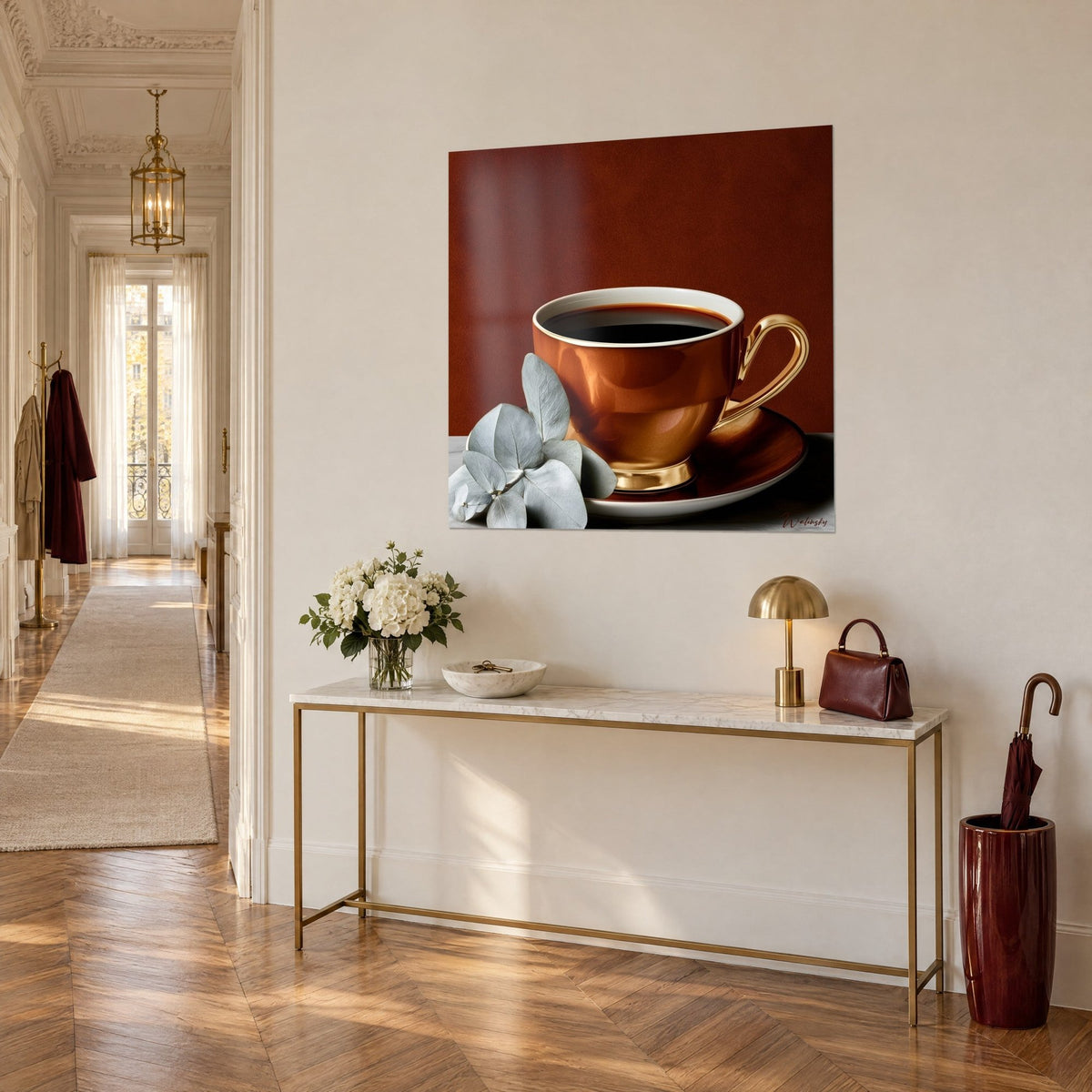 Tableau porcelaine orangée à anse dorée sur soucoupe cuivre, eucalyptus gris-vert, fond roux, vue de trois-quarts dans un couloir haussmannien
