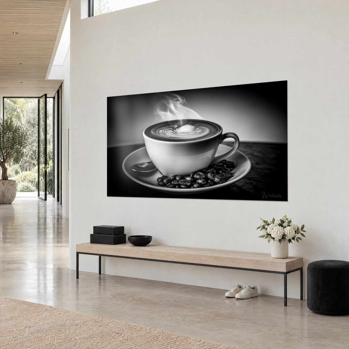 Quadro cappuccino fumante in bianco e nero, piattino grigio e schiuma cremosa, vista di tre quarti sopra una panca in legno chiaro