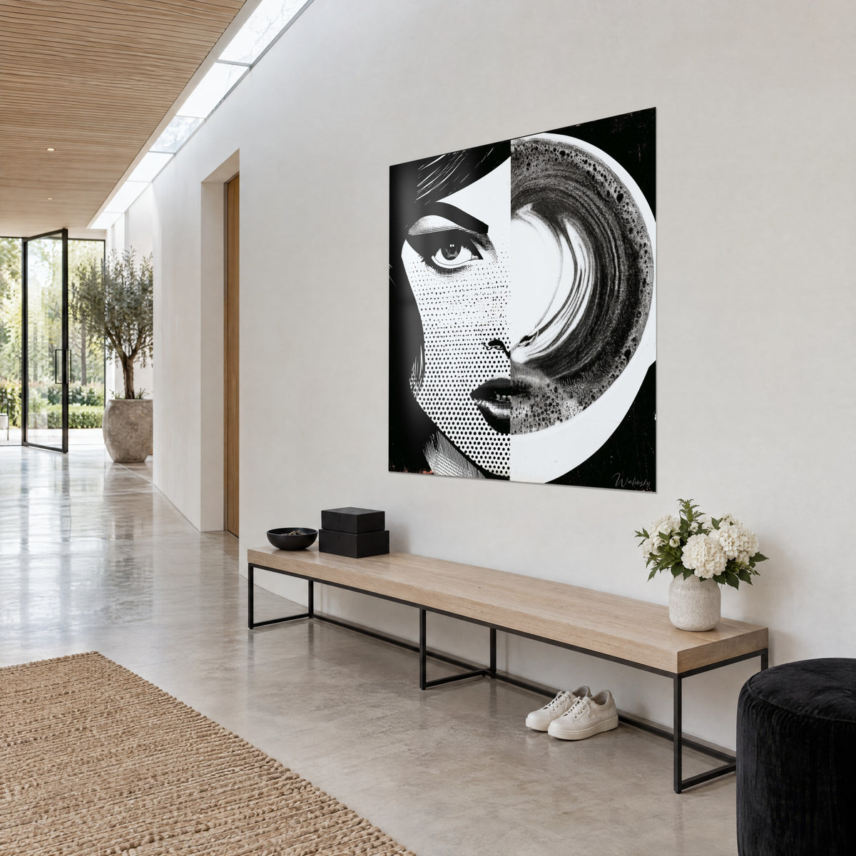 Πίνακας πορτρέτο pop art, μισό πρόσωπο με μακιγιάζ και μισό μαύρο και λευκό δίνη καφέ, ανοιχτόχρωμος τοίχος, ξύλινος πάγκος και λευκά λουλούδια