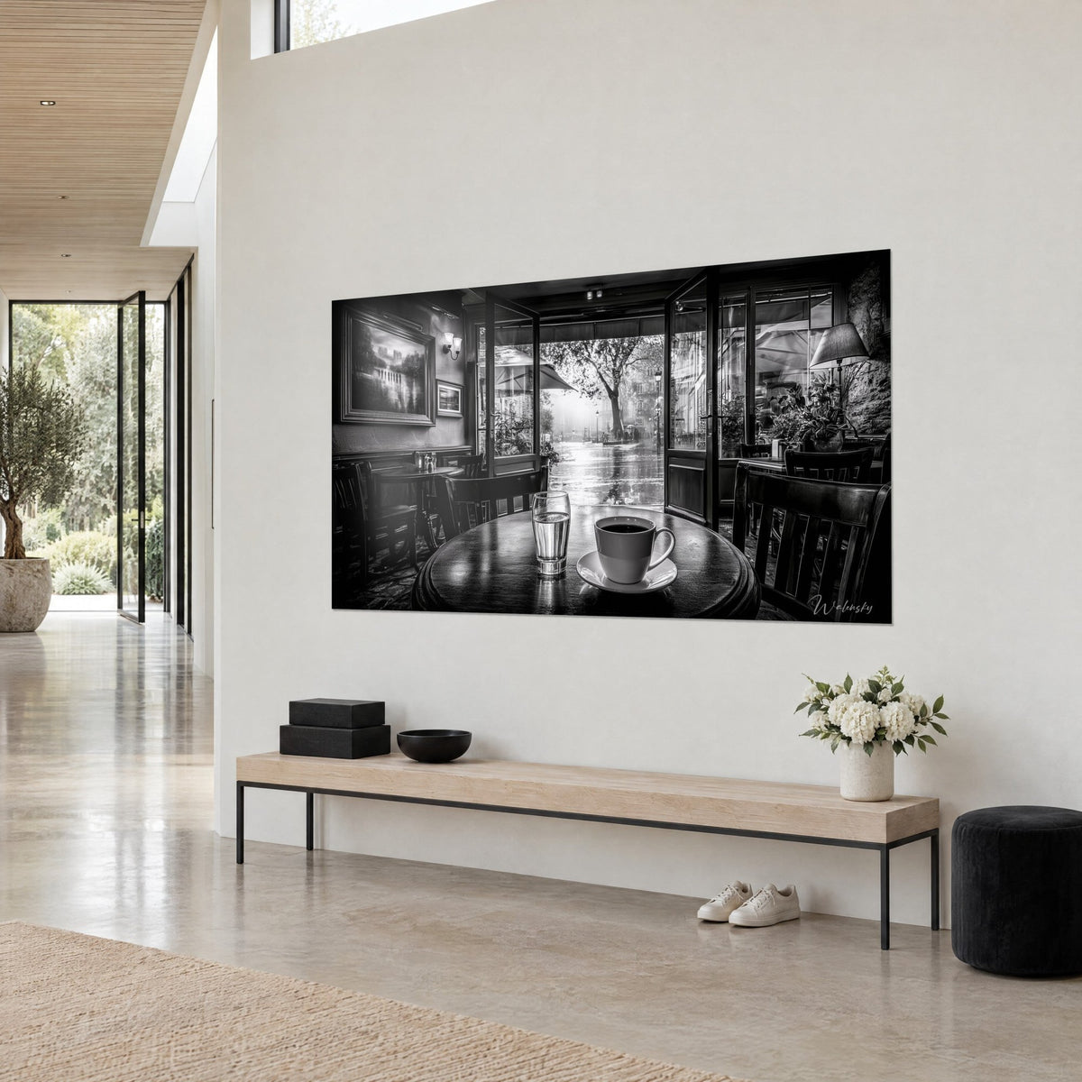 Tableau terrasse brumeuse vue d'un guéridon en bois sombre, reflets gris argentés et noir profond, sur un mur beige près d'un banc