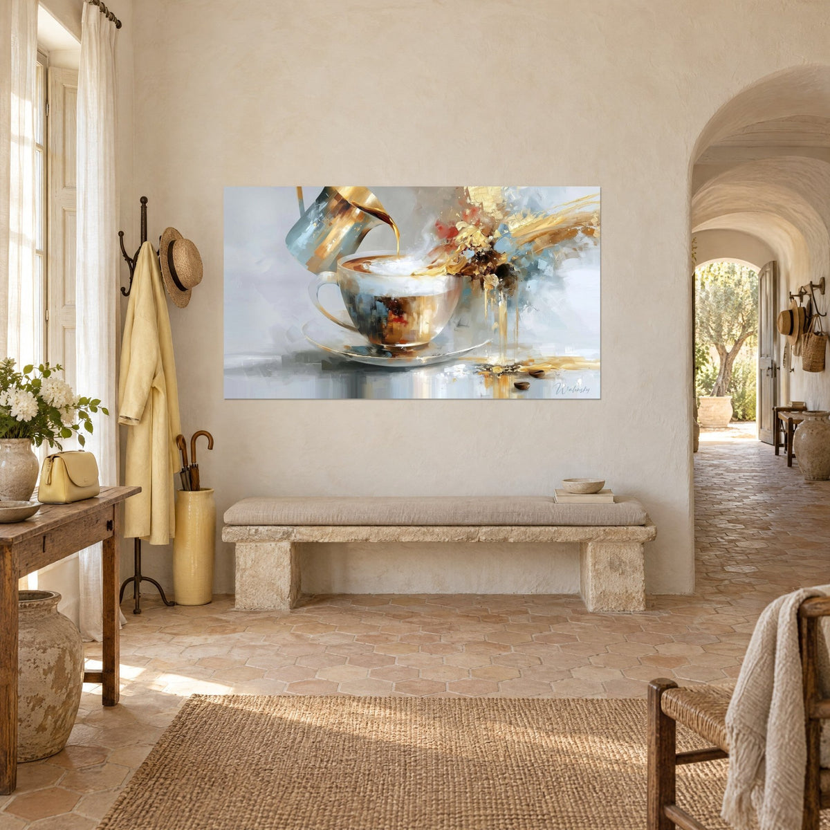 Quadro tazza di cappuccino con schiuma e schizzi dorati su grigio perla, tocchi rosso corallo, vista a tre quarti nel casale