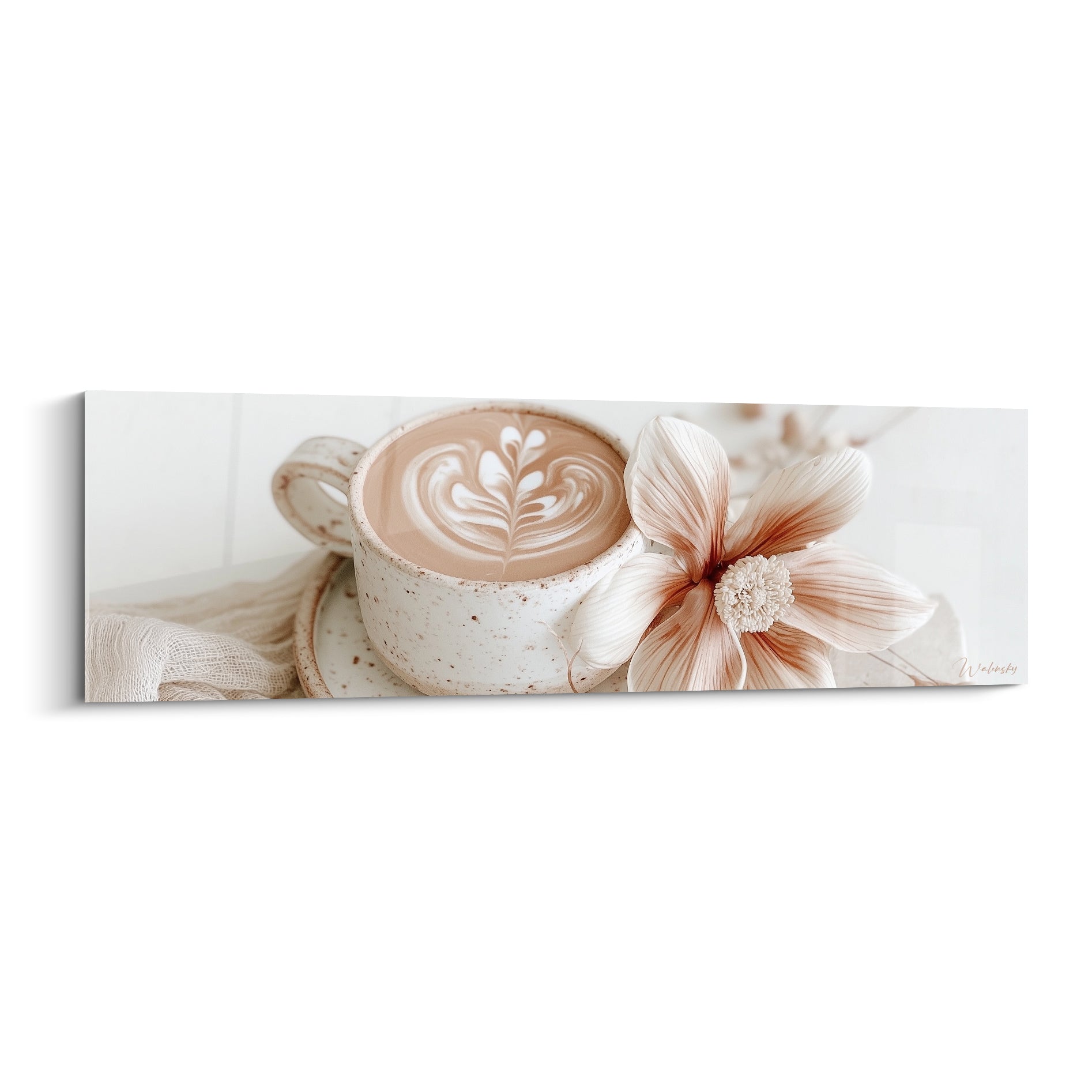Tasse de café beige moucheté ornée d'un cœur en mousse près d'une fleur blanche veinée terracotta