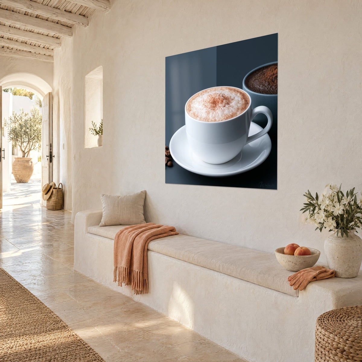 Tableau tasse de café en porcelaine blanche, mousse crème saupoudrée de cacao, sur un mur crépi beige, vue de trois-quarts