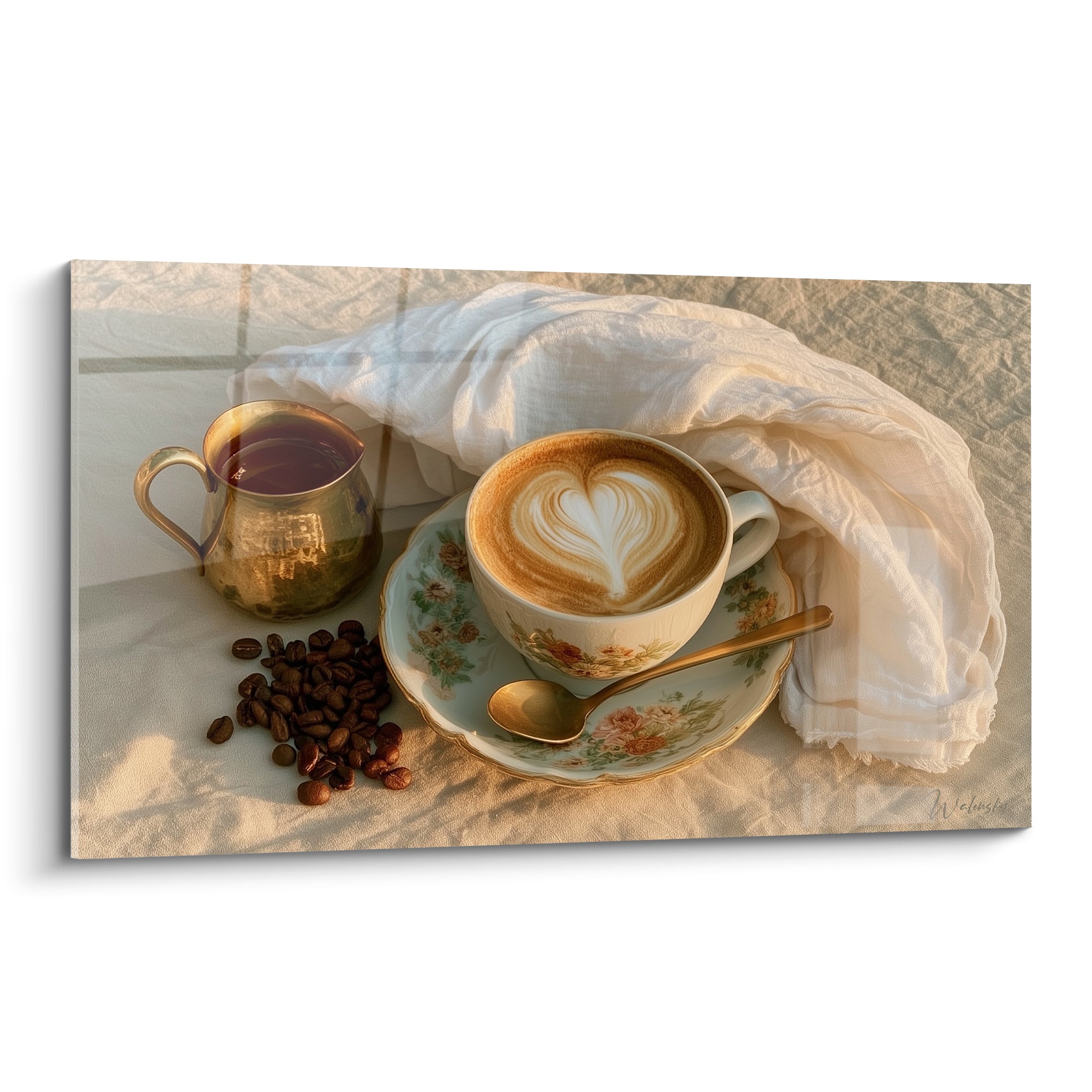 Cappuccino en porcelaine fleurie, cœur mousseux doré et grains bruns sur tissu froissé