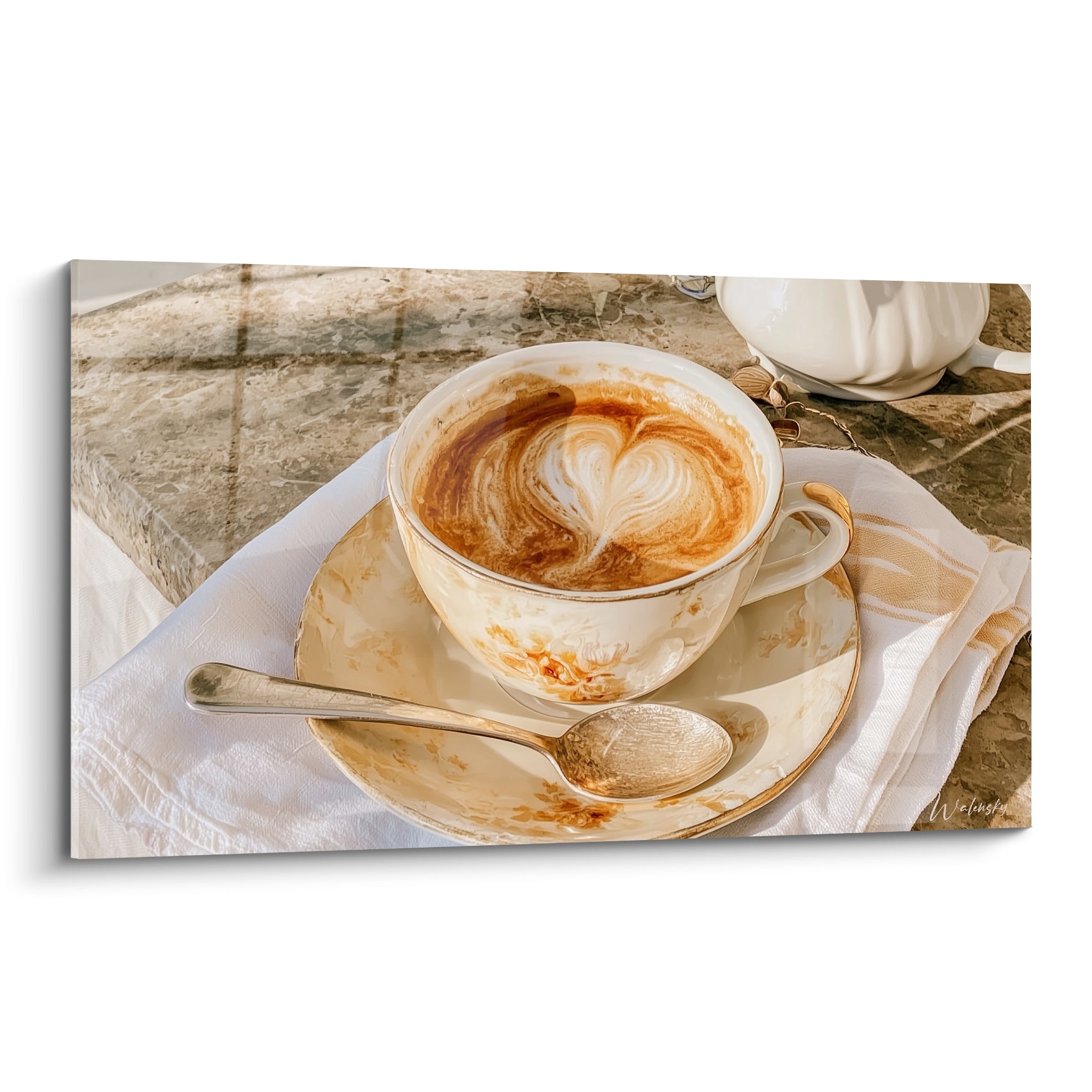 Cappuccino en tasse dorée et crème, cœur de mousse blanche, reflets ambrés sur porcelaine fleurie