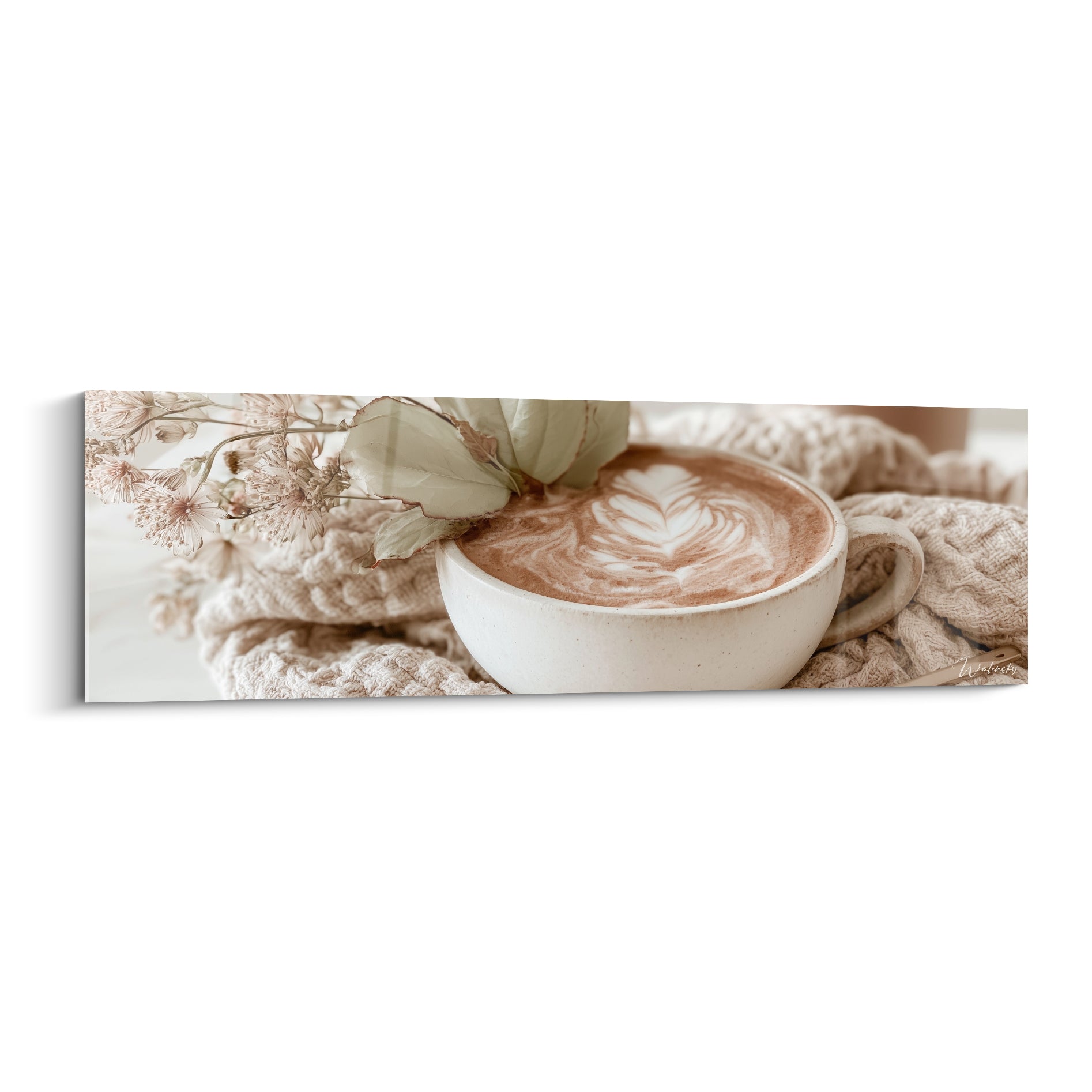 Cappuccino crème dans une tasse ivoire, mousse en feuille, fleurs séchées rosées à ses côtés