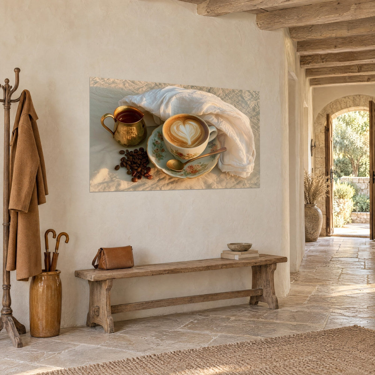 Quadro tazza di latte art a forma di cuore, piattino antico ocra e rosa, tessuto bianco stropicciato, vista di tre quarti in un corridoio in pietra