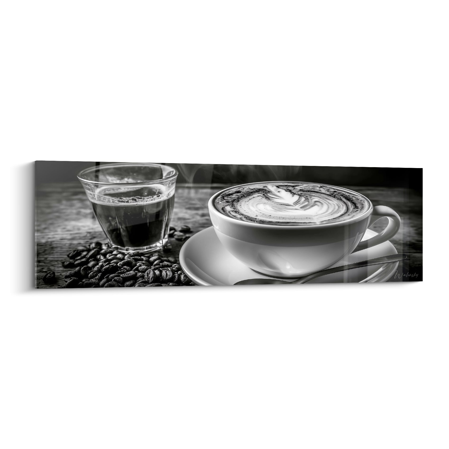 Tasse blanche de cappuccino avec mousse en feuille, verre d'espresso noir et grains torréfiés