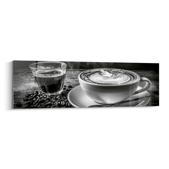 Tasse blanche de cappuccino avec mousse en feuille, verre d'espresso noir et grains torréfiés