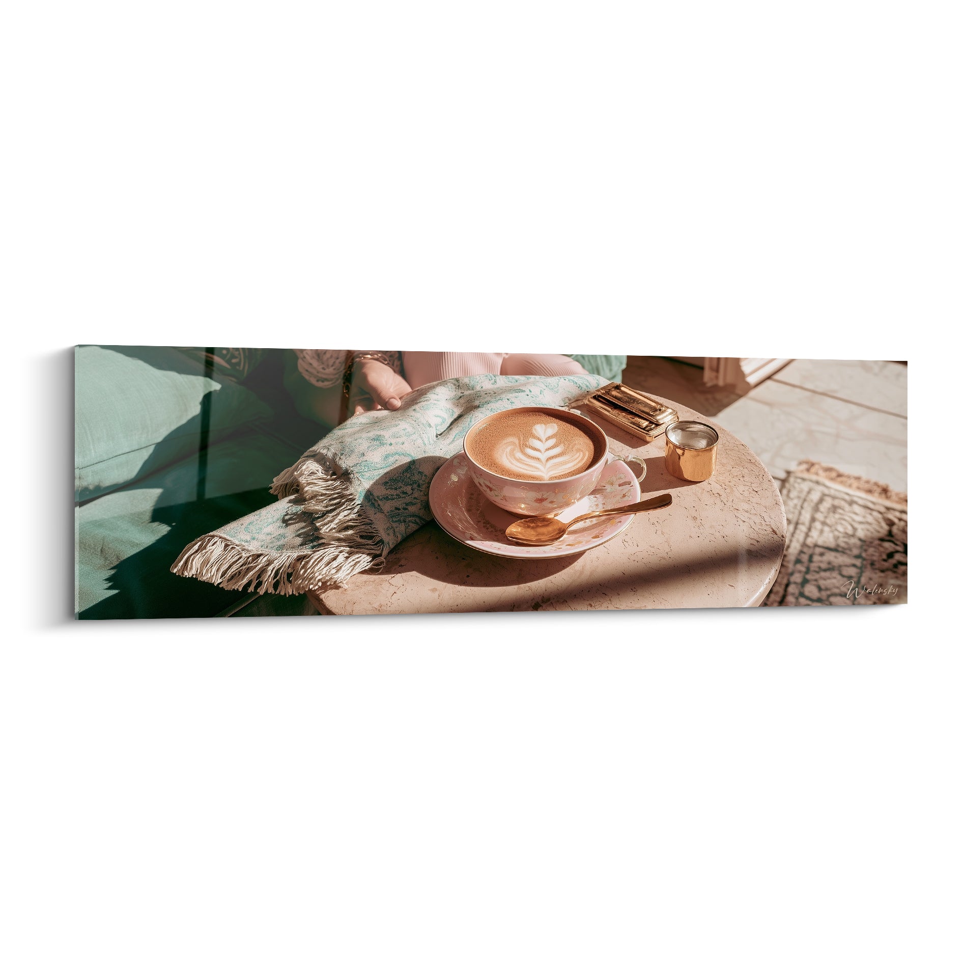 Cappuccino rose et doré dans une tasse en porcelaine sur table en marbre beige