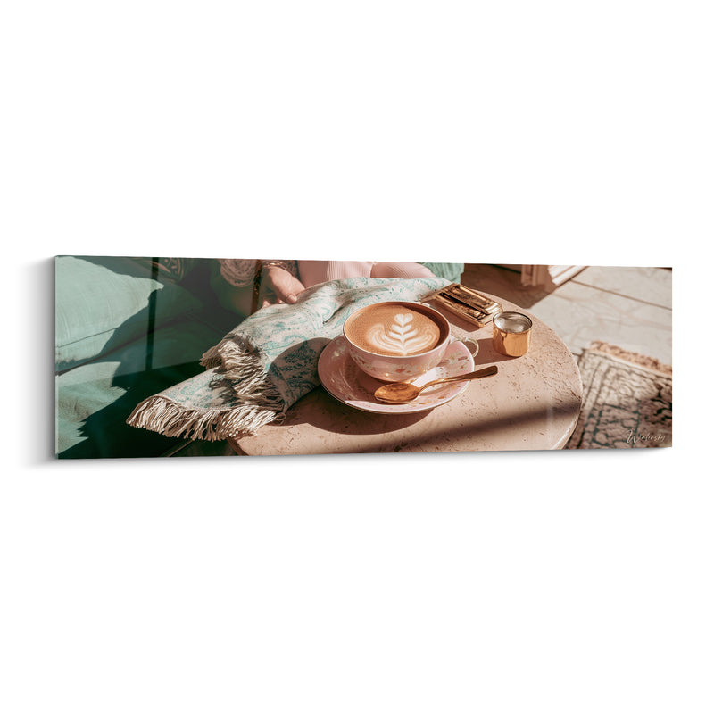 Tableau Tasse rose et verte au latte art feuille - Châle à franges dorées - Edition Café