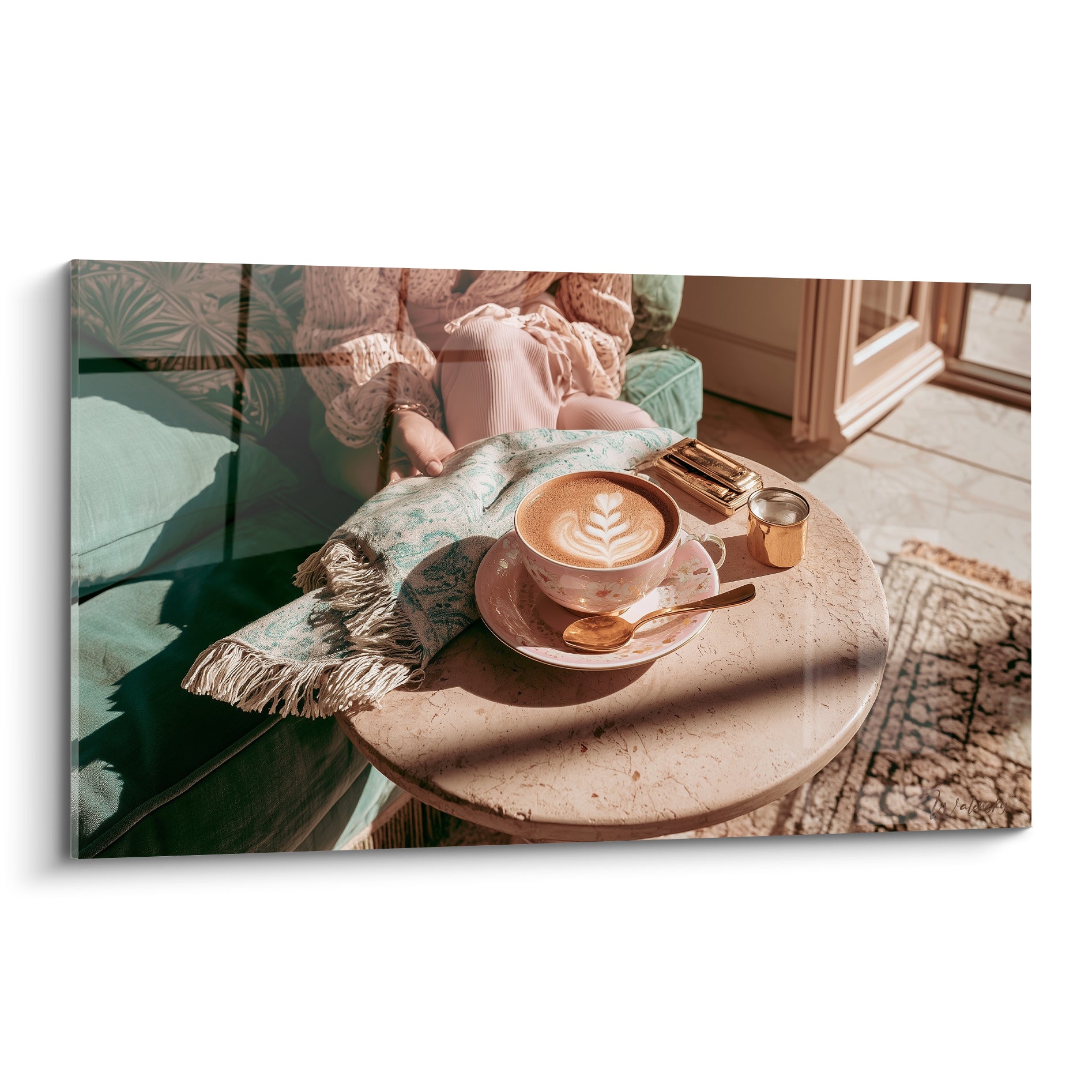 Cappuccino fleuri dans une tasse rosée, posé sur un marbre doré aux reflets chauds