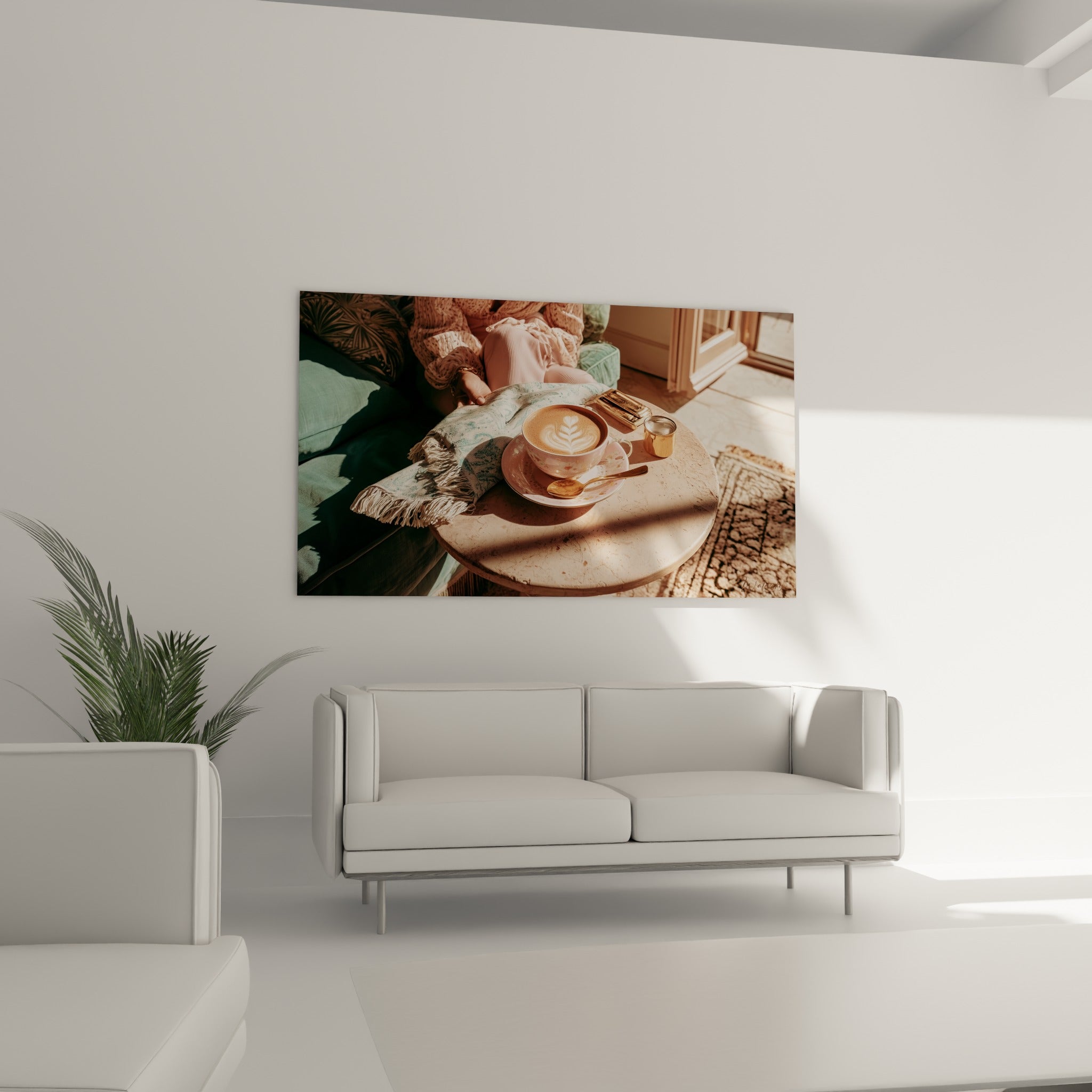 Châle vert sauge frangé entourant une tasse dorée, au-dessus d'un canapé dans un salon lumineux
