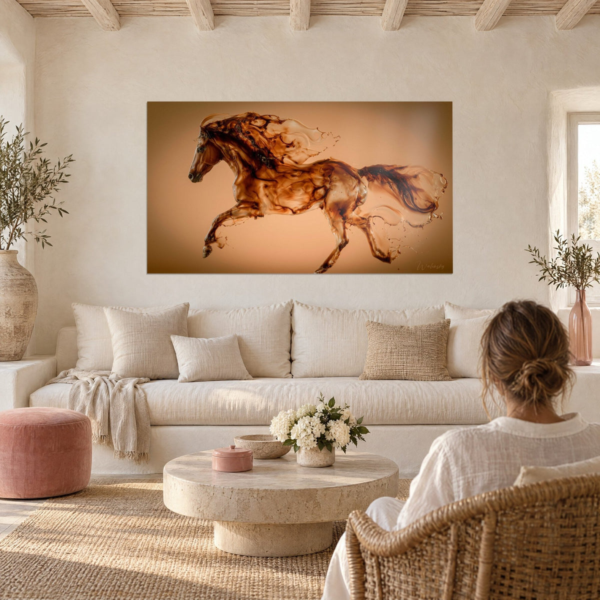 Quadro di un cavallo color caffè al galoppo sfrenato, criniera ambrata al vento, sfondo pesca, sopra un divano in un soggiorno luminoso