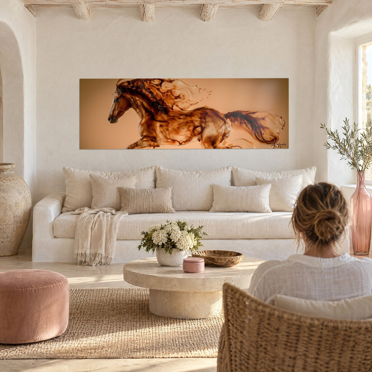 Quadro Cavallo al galoppo scolpito in un flusso di caffè bruno e ambra, criniera fluida, sopra un divano in un soggiorno luminoso