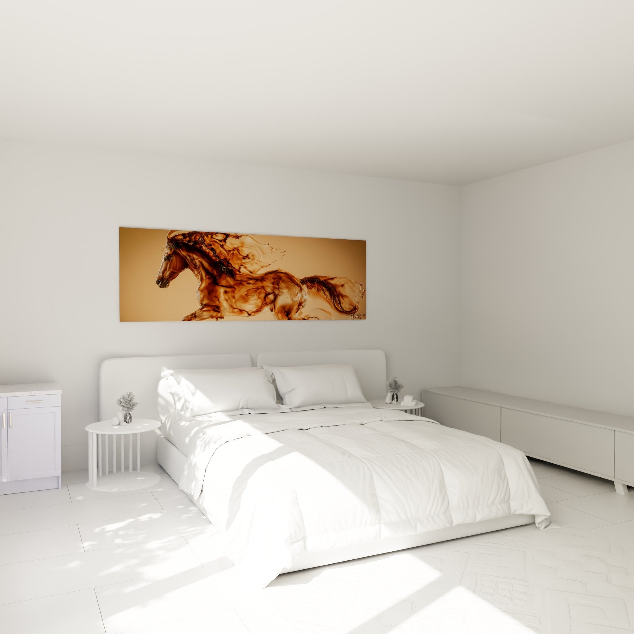 Silhouette équine en tons bruns et dorés fluides, accrochée au-dessus d'un lit dans une chambre claire