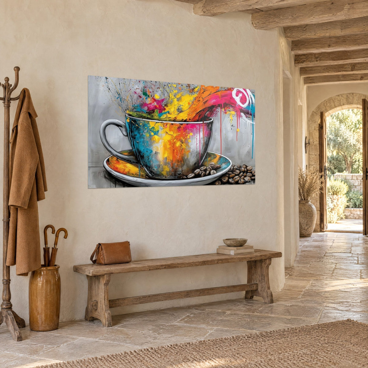 Tableau tasse à café éclatant de peinture orange et turquoise, grains épars sur la soucoupe, couloir en pierre claire de campagne