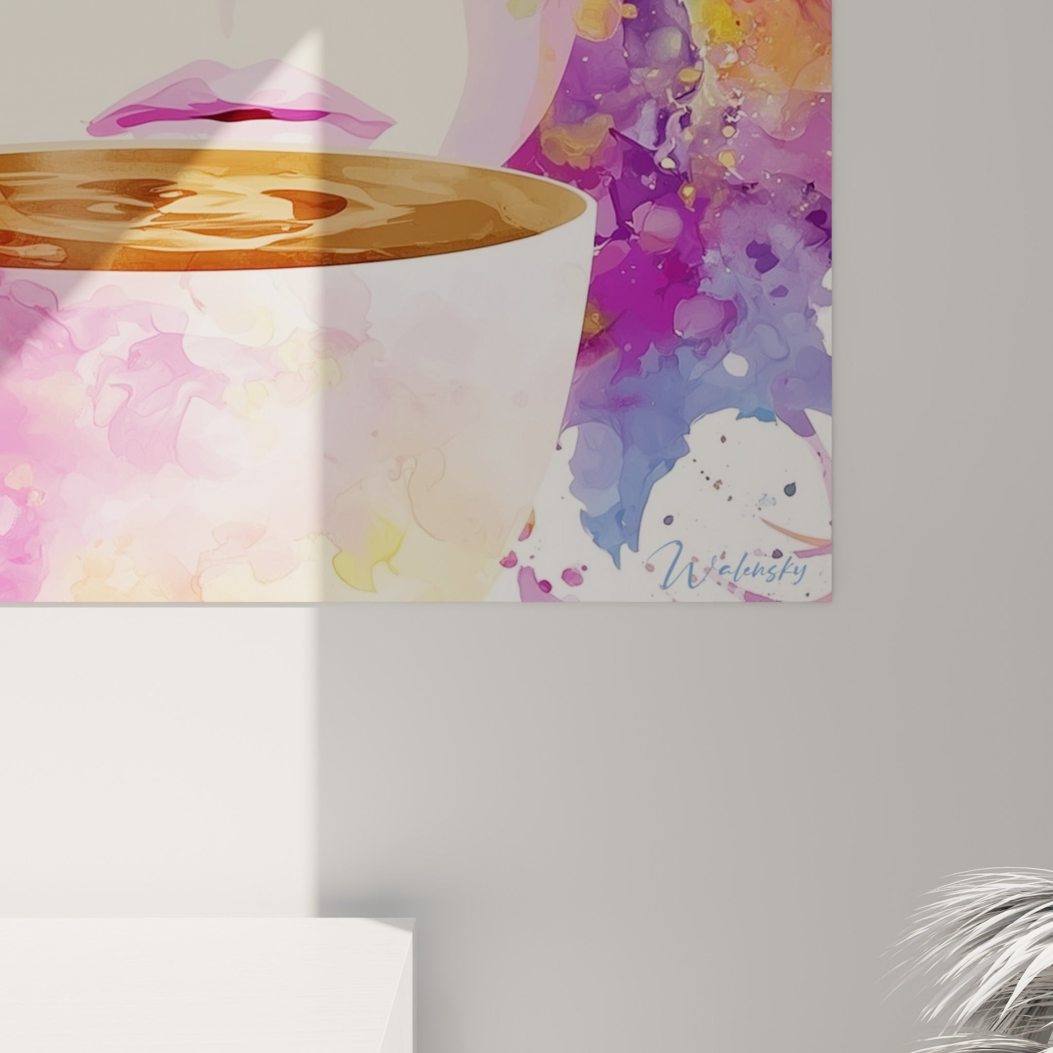 Coulures d'aquarelle rose, violette et dorée fusionnant sur le visage et la tasse de café
