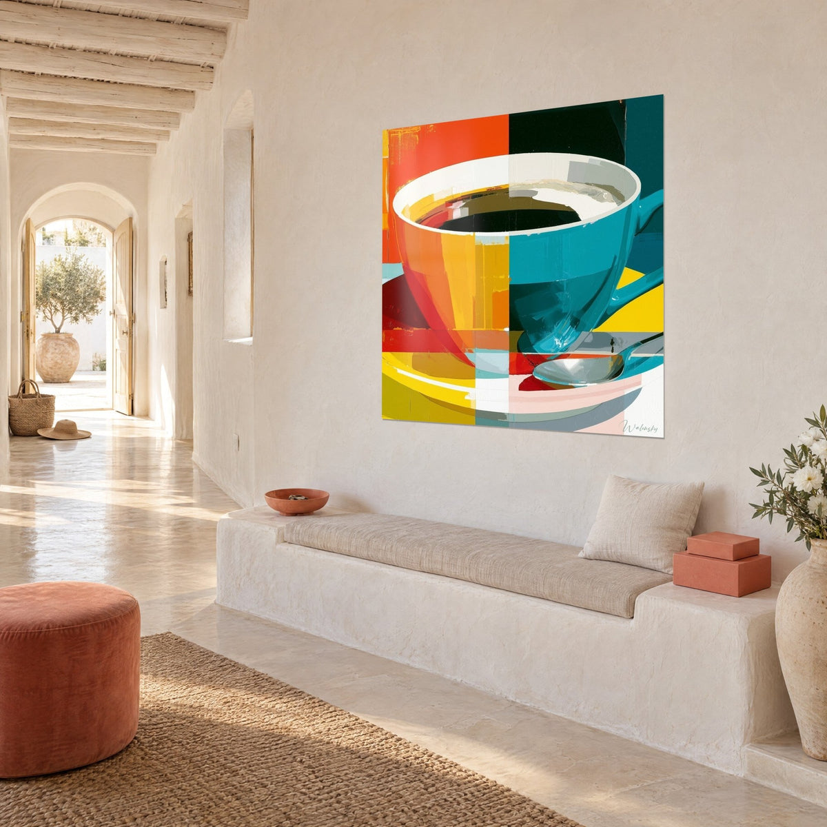 Tableau porcelaine bicolore, flanc orangé et flanc turquoise, soucoupe jaune citron, vu de biais sur un mur blanc chaulé