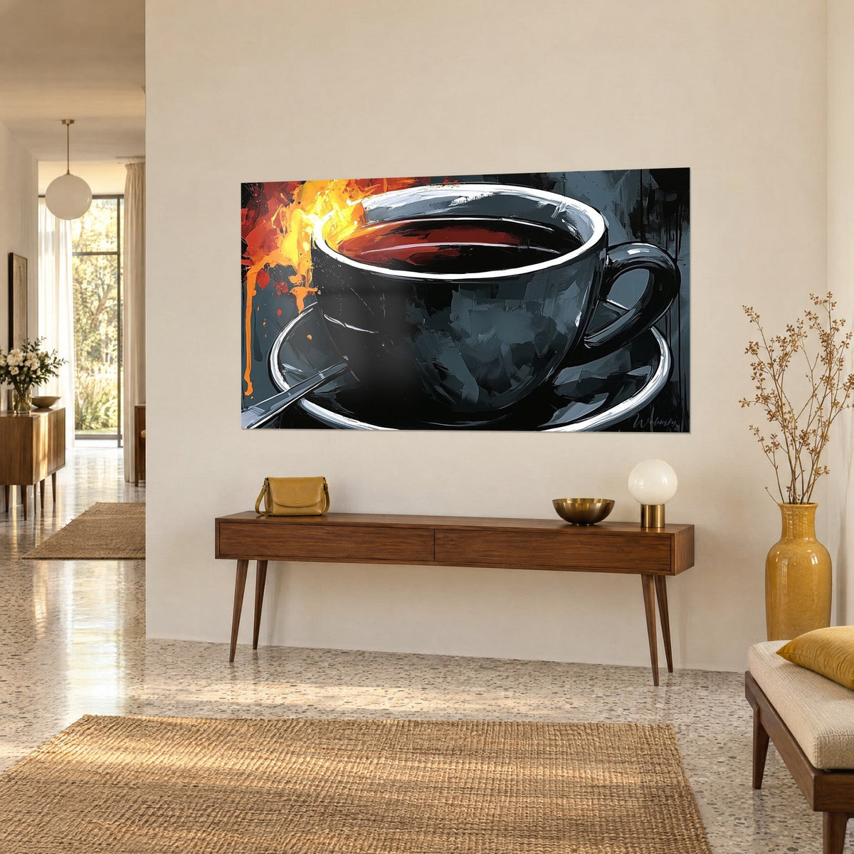 Quadro tazza in porcellana color ebano e piattino bordato di bianco, schizzo arancione vivace, vista a tre quarti su una parete crema sopra una console