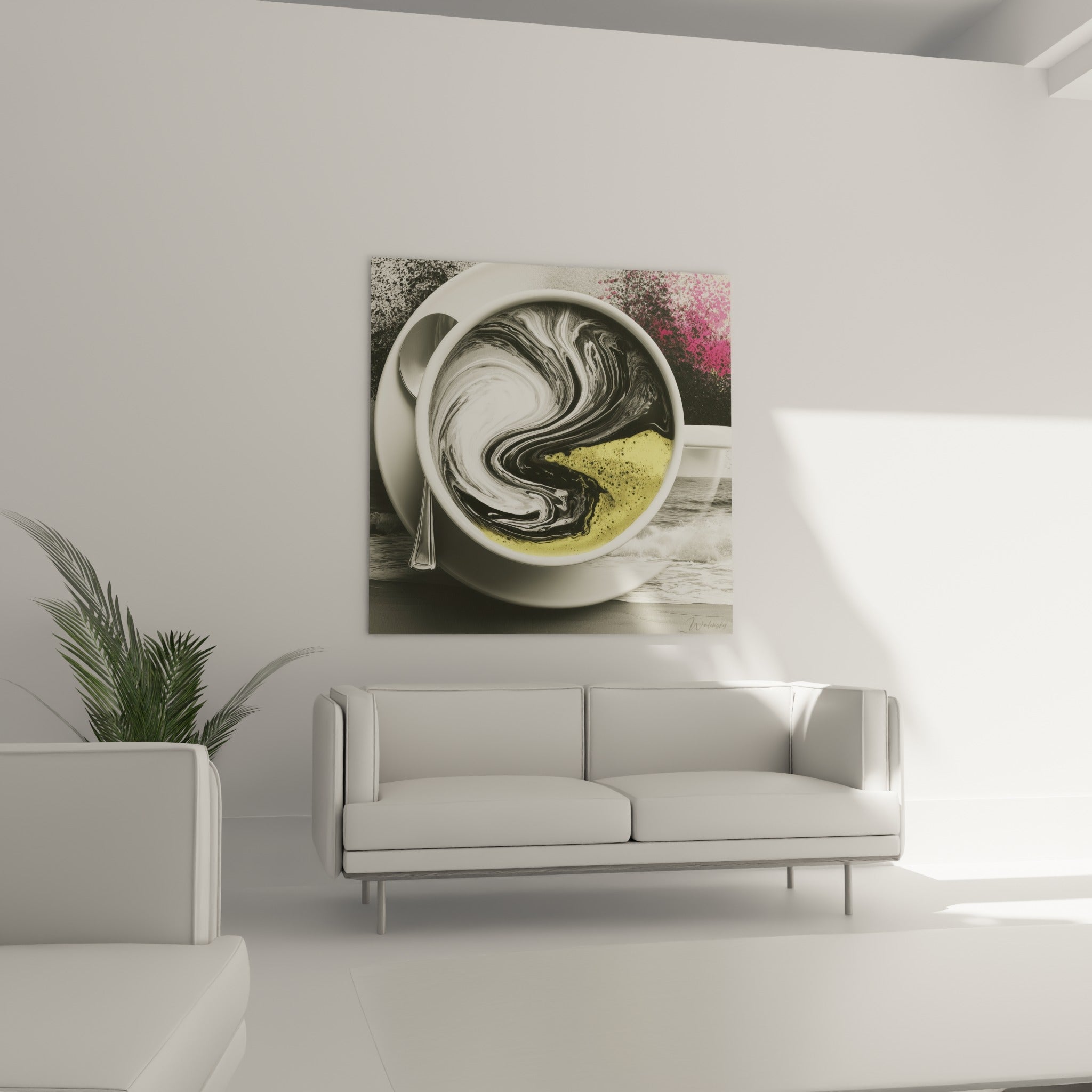 Cuillère argentée et tasse blanche au motif noir et jaune, tableau au-dessus d'un canapé dans un salon lumineux