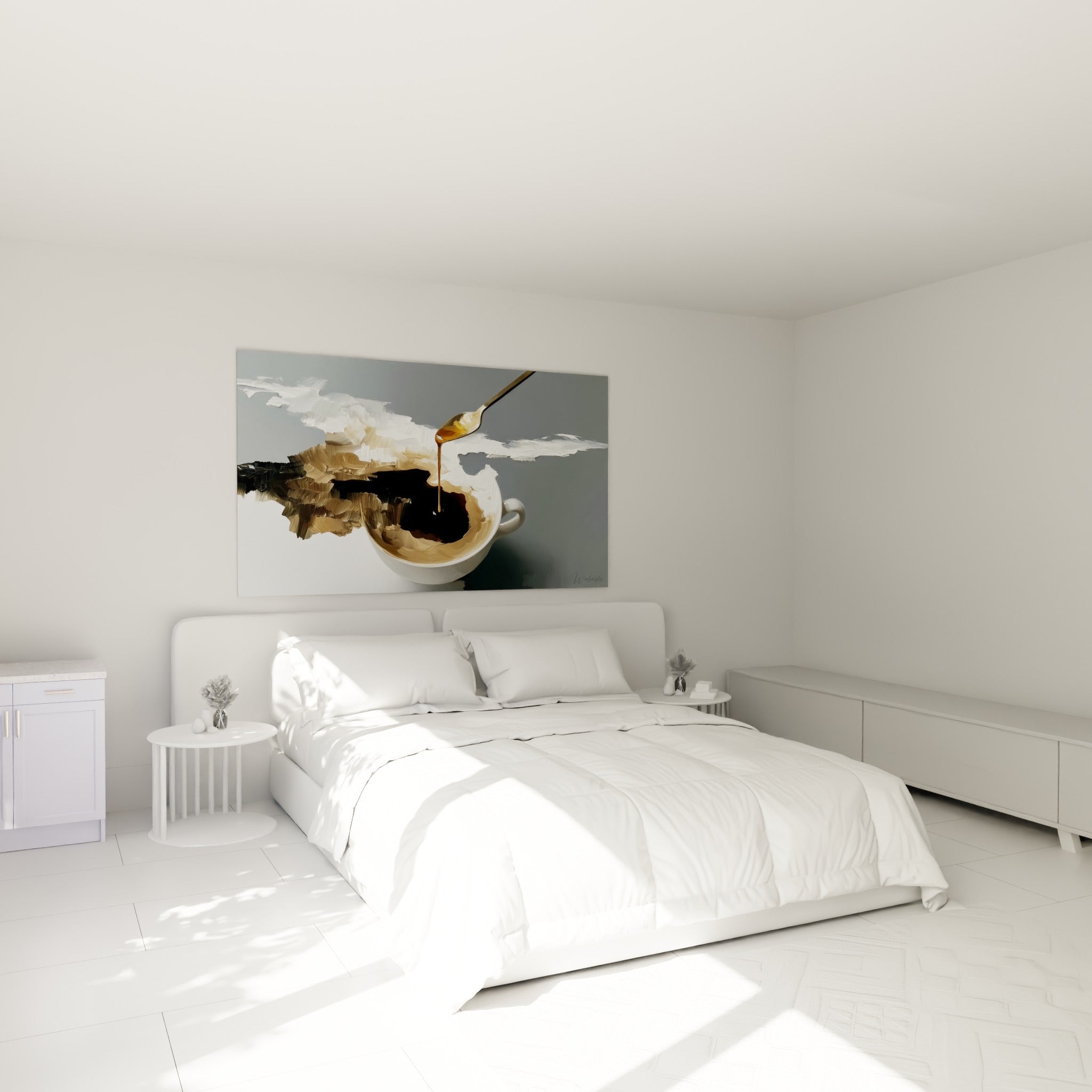Cuillère dorée versant du miel dans une tasse brune au-dessus d'un lit dans une chambre claire