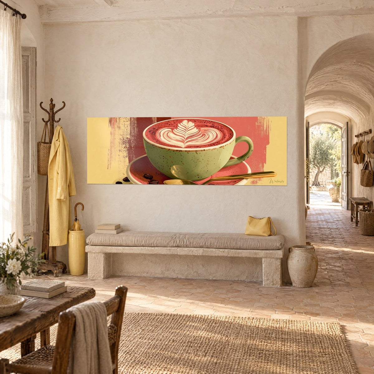 Tableau latte art en feuille ivoire dans une tasse sauge, cuillère dorée, fond jaune paille, sur un mur de mas provençal