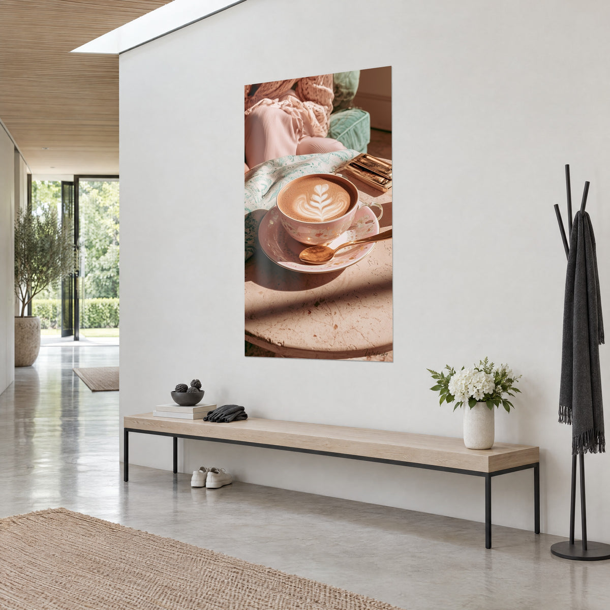 Πίνακας latte art με κρεμώδες φύλλο φτέρης σε ροζ λουλουδάτο πιατάκι, χρυσό κουταλάκι, ζεστές σκιές, λευκός τοίχος του διαδρόμου εισόδου