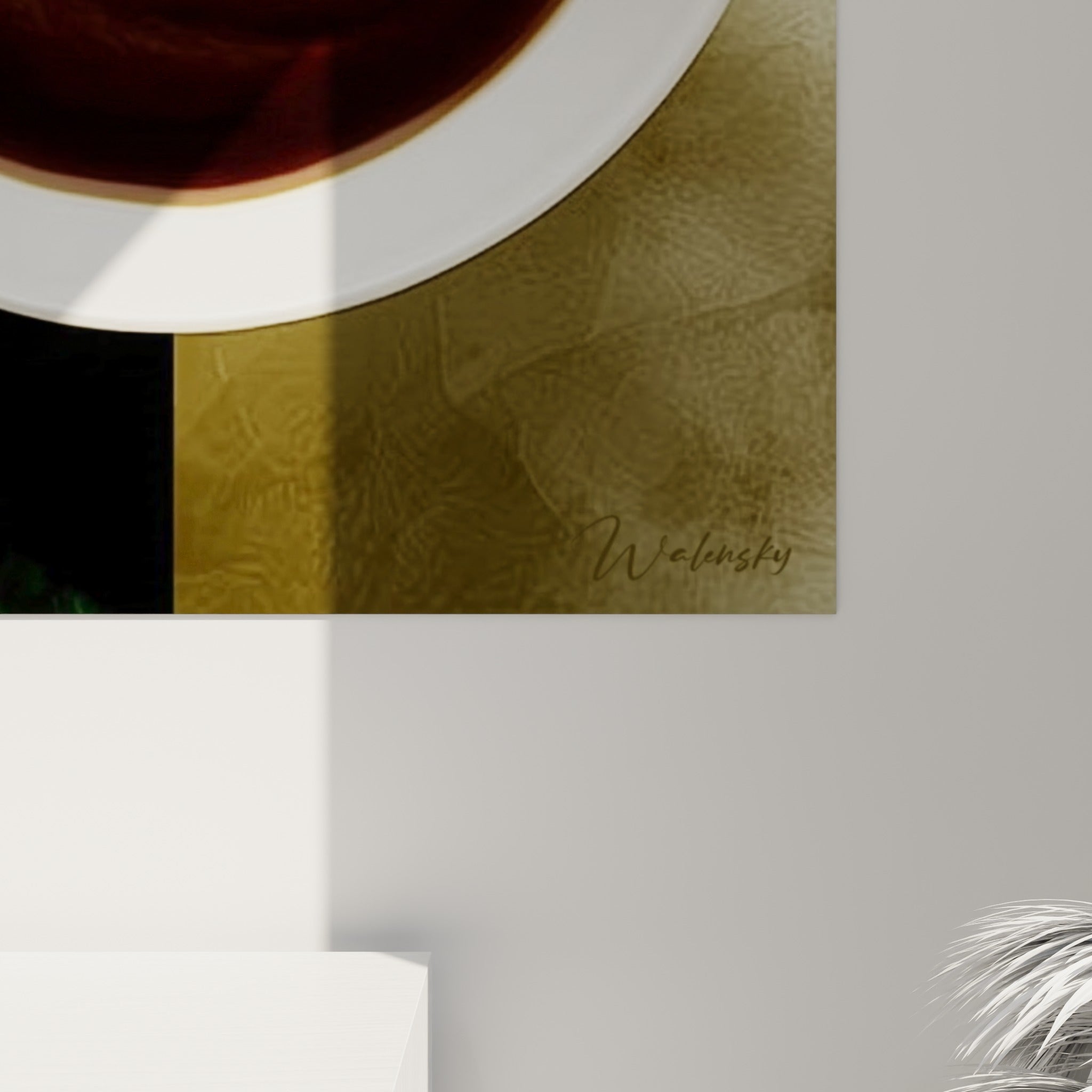Détail du tableau café montrant le grain texturé du fond brun et les coulures crème dans la tasse