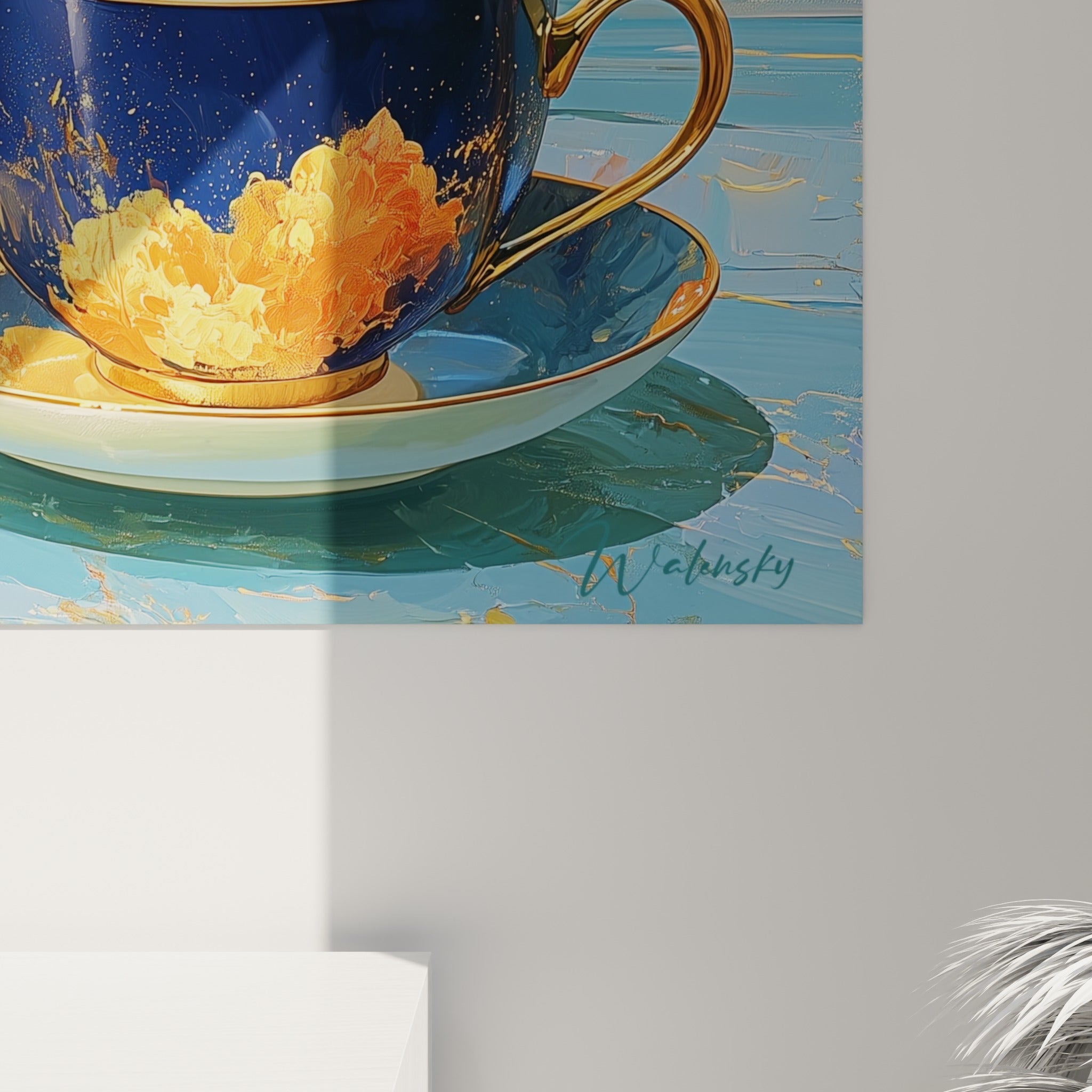 Détail des liserés dorés et de la mousse crème sur fond bleu marine du tableau café