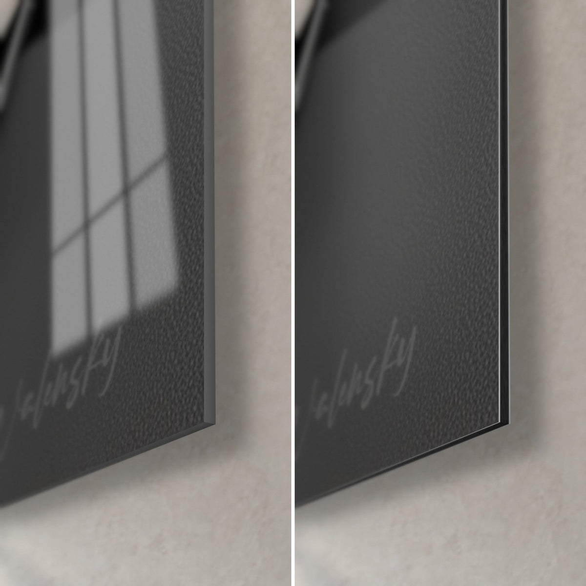 Quadro tazze nere con latte art avorio, angolo in basso a destra: vetro acrilico lucido con riflessi, alluminio Dibond grigio opaco, spessore 3 mm