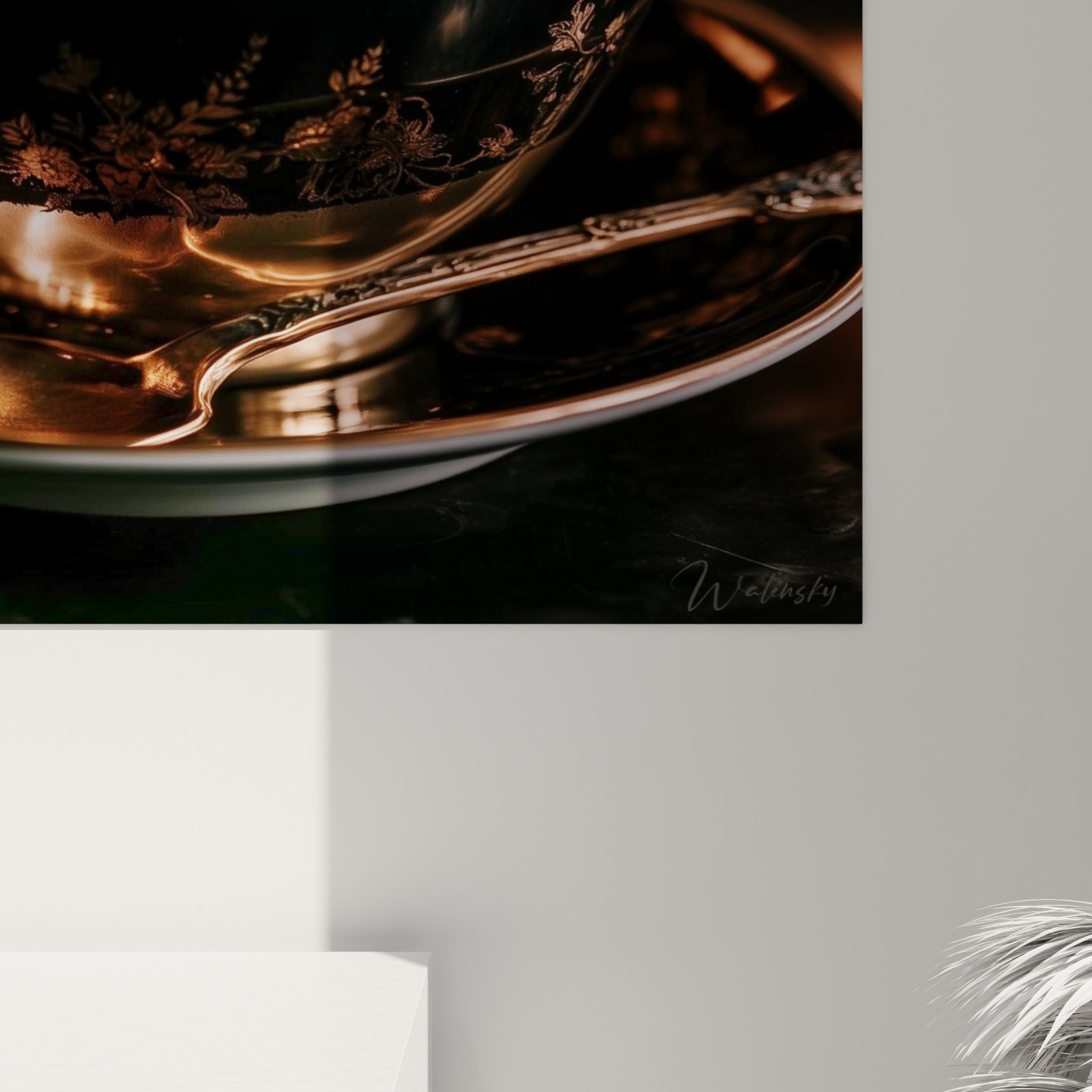 Détail des empâtements dorés et de la mousse crème sur la tasse, grain fin et lumière ambrée visibles