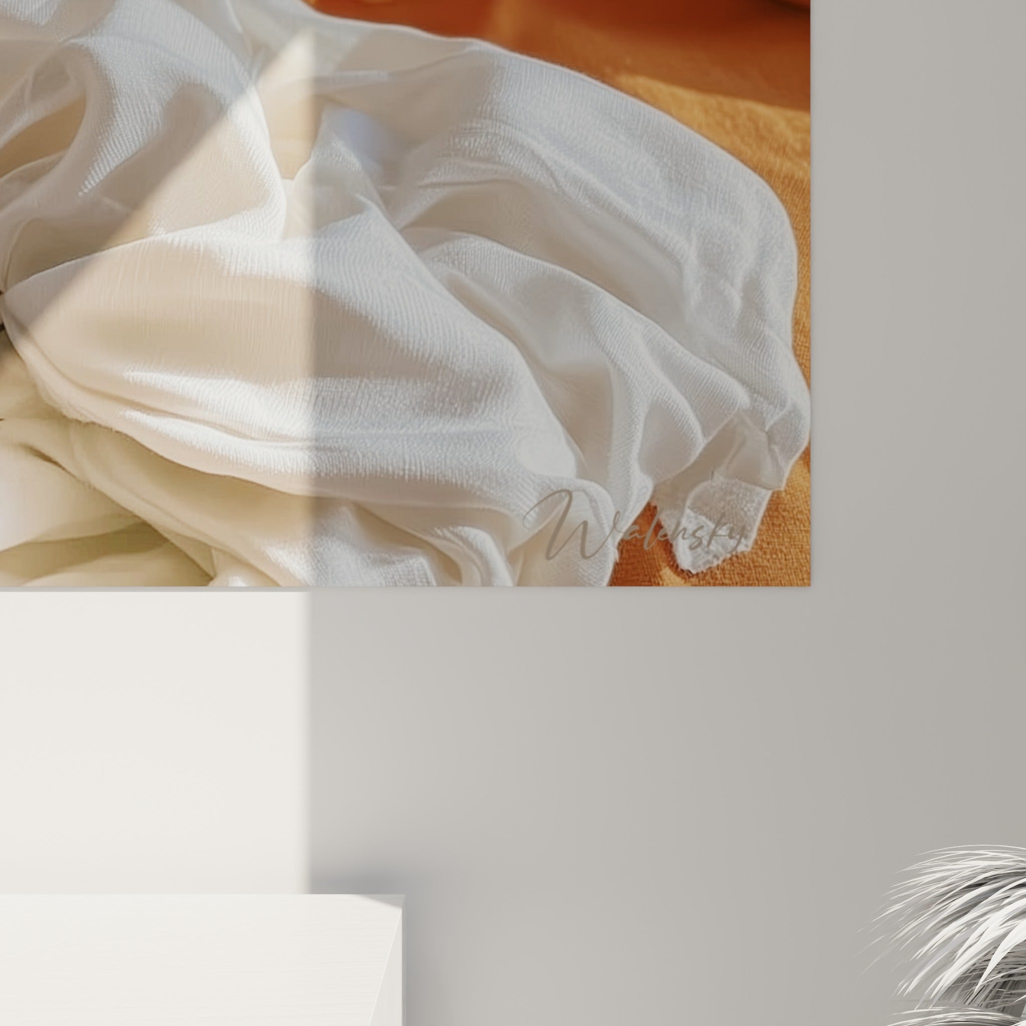 Détail des pétales orange et de la vapeur blanche sur la porcelaine dorée de la tasse