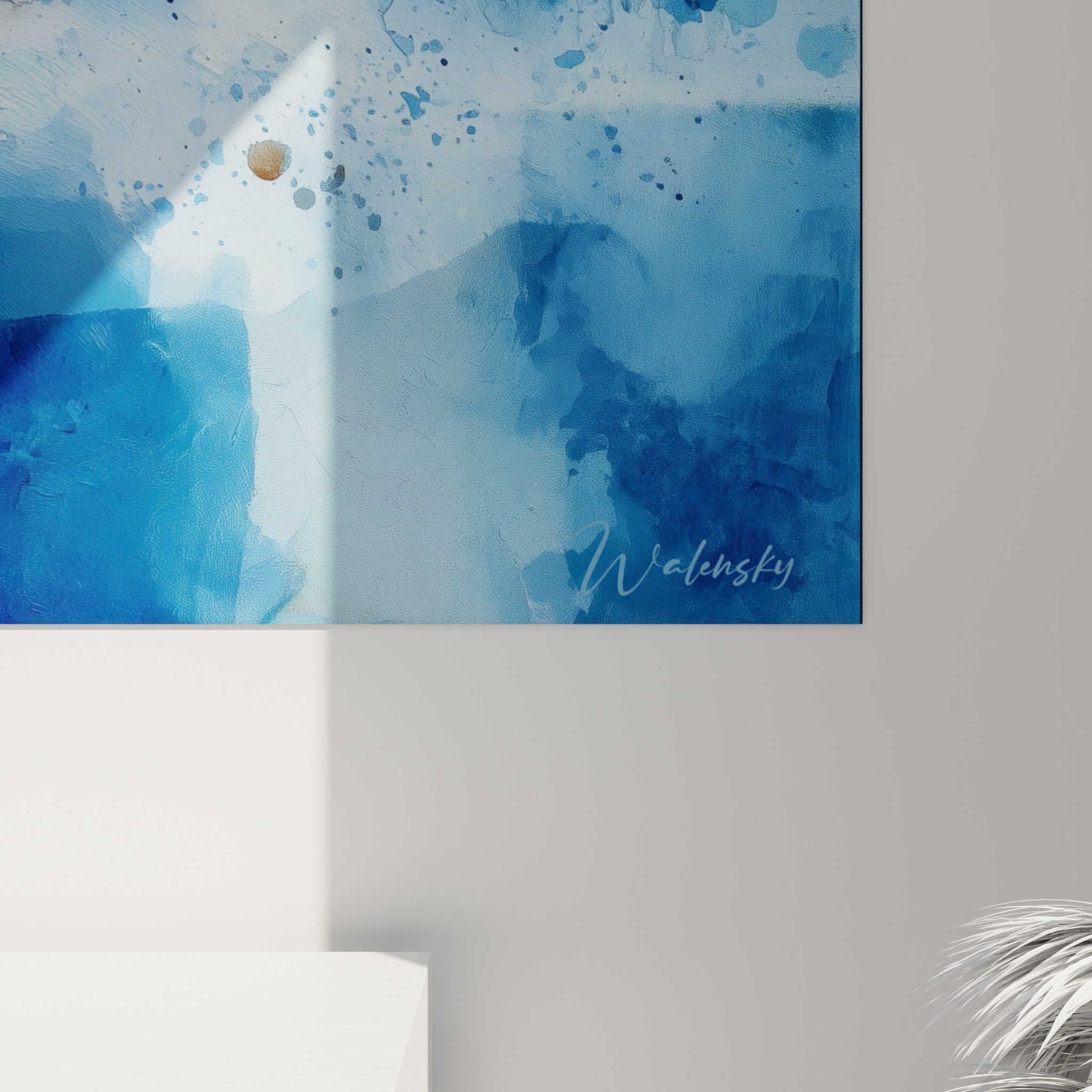 Détail des éclaboussures bleu marine et blanches en aquarelle, texture picturale près de la tasse ambrée