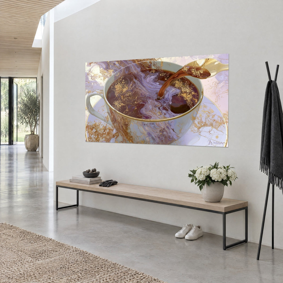 Quadro tazza di porcellana bianca bordata d'oro, caffè bruno intenso che turbina di malva e lustrini dorati, parete grigia e panca in legno chiaro