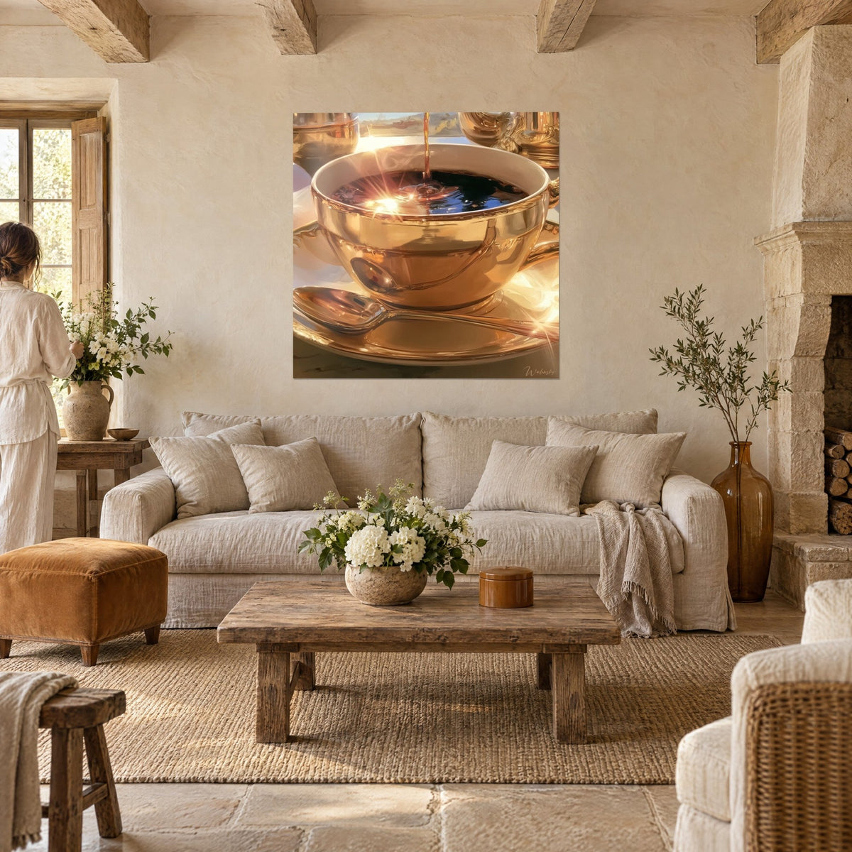 Tableau tasse en porcelaine dorée remplie de café noir, reflets éclatants, au-dessus d'un canapé dans un salon lumineux
