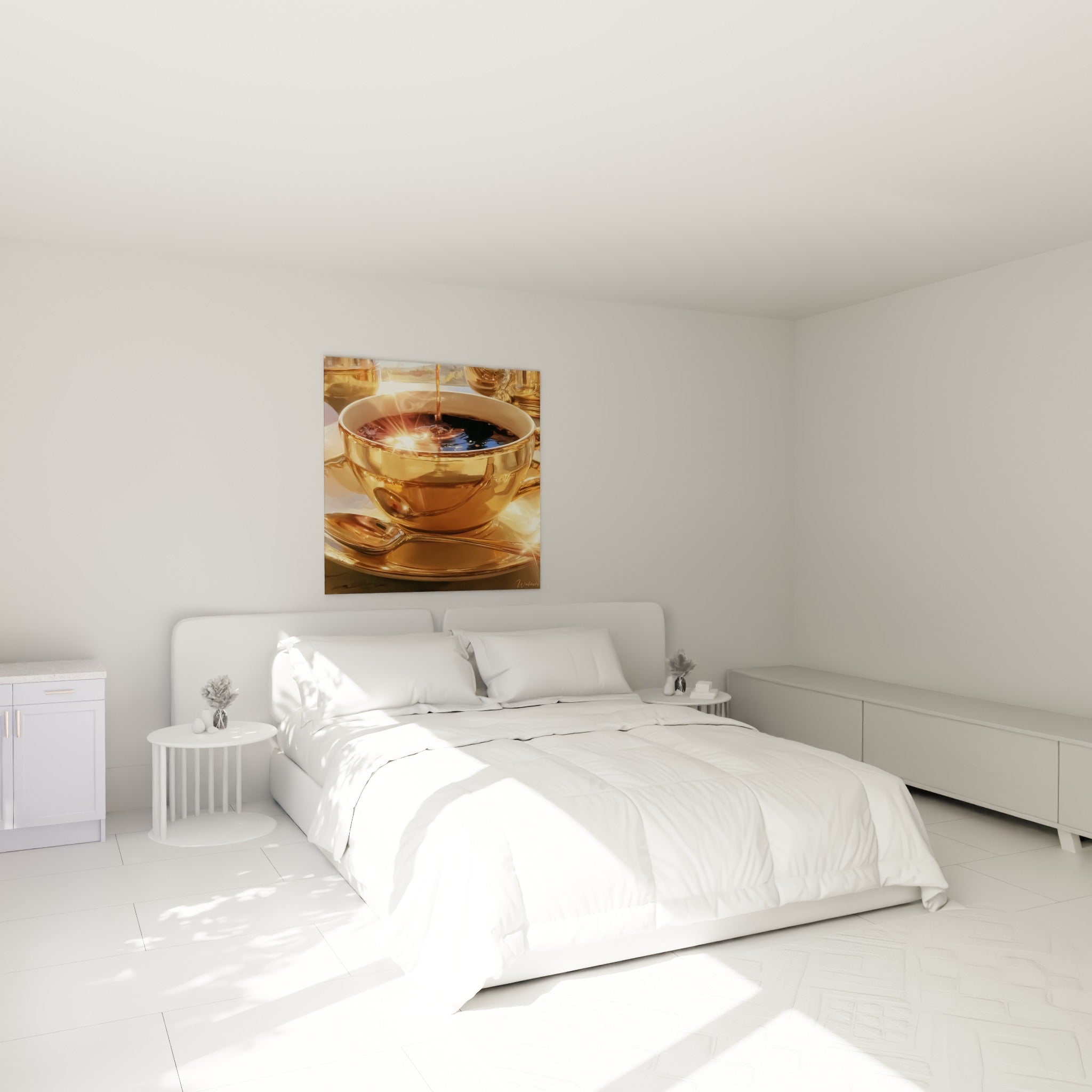 Filet de café noir dans une tasse dorée, au-dessus d'un lit dans une chambre claire.