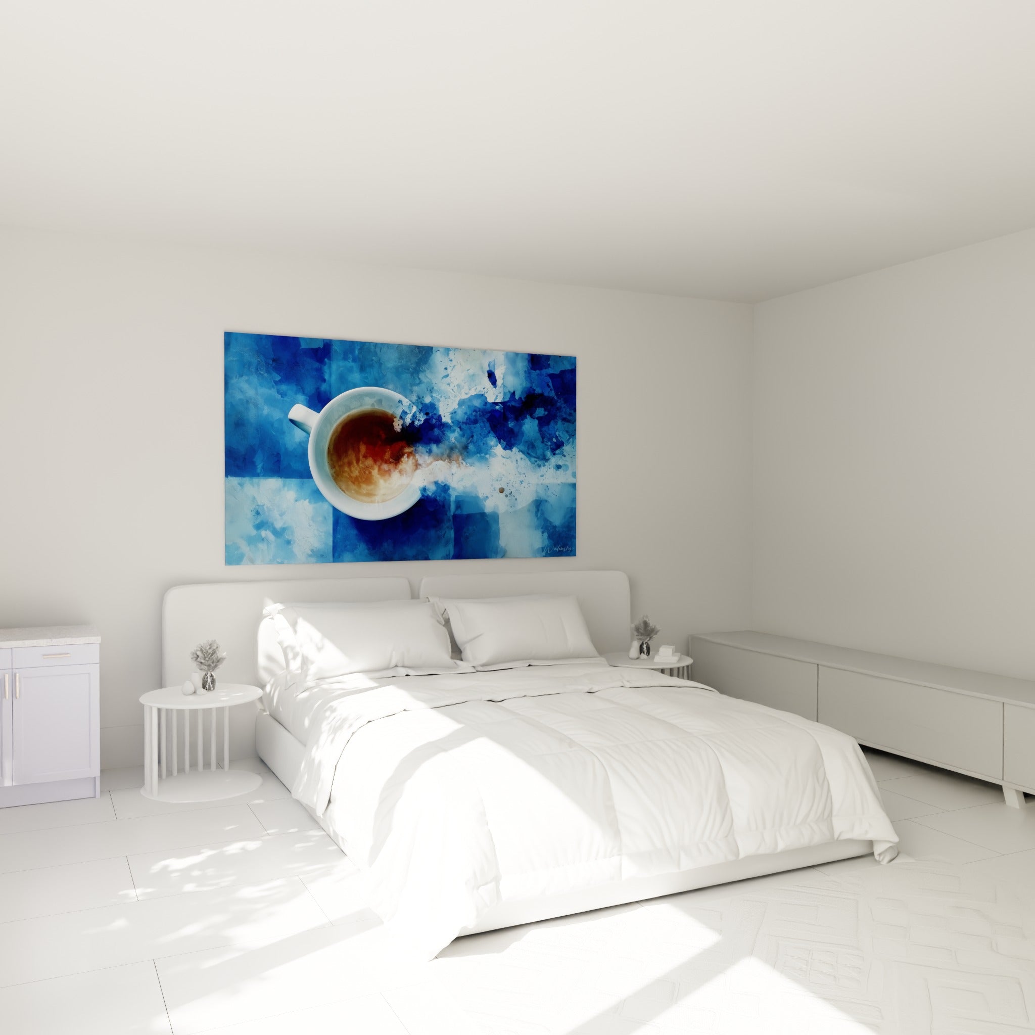 Café ambré dans une tasse blanche entourée de bleu marine, au-dessus d'un lit dans une chambre claire