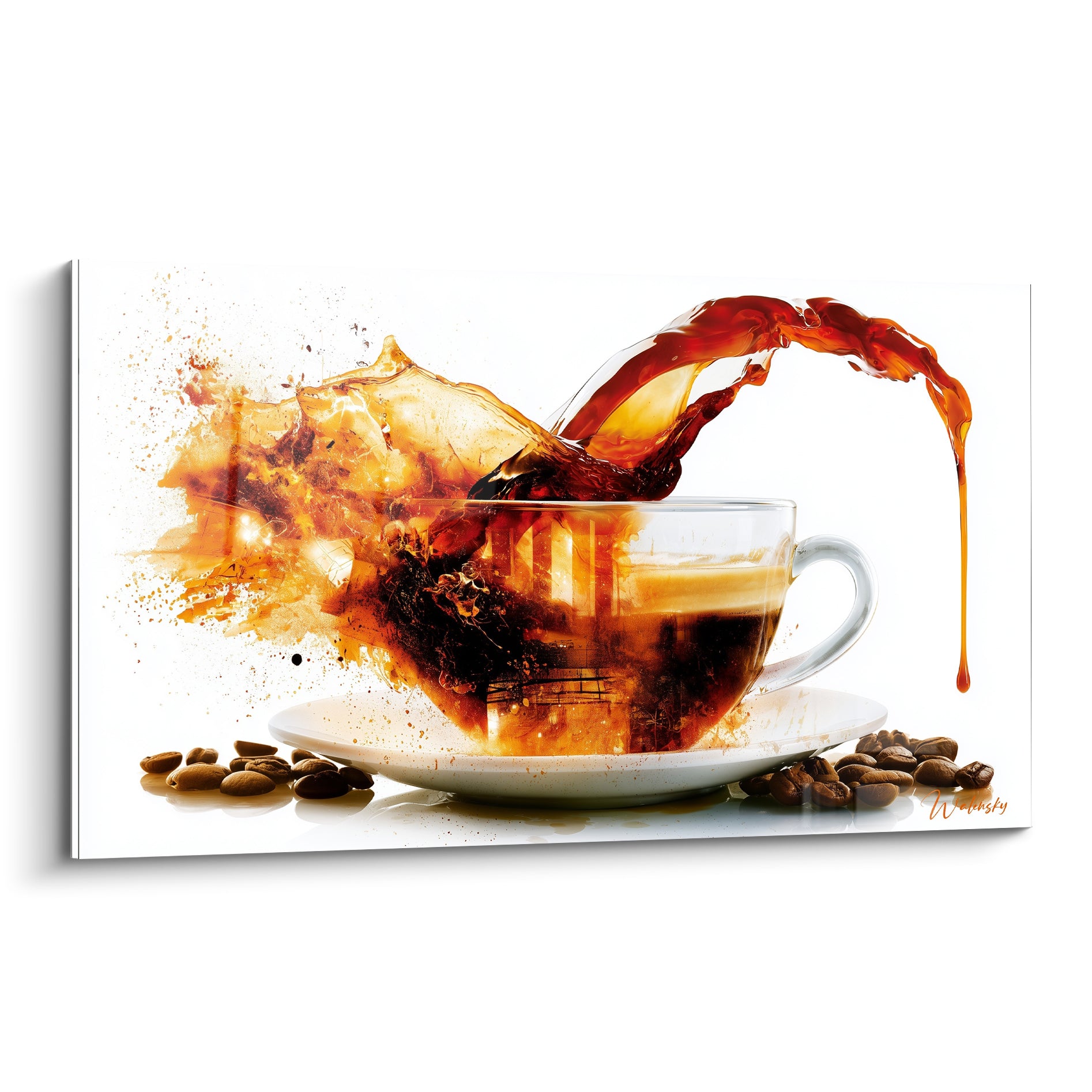 Tasse en verre transparente avec éclaboussure café brune et dorée sur fond blanc