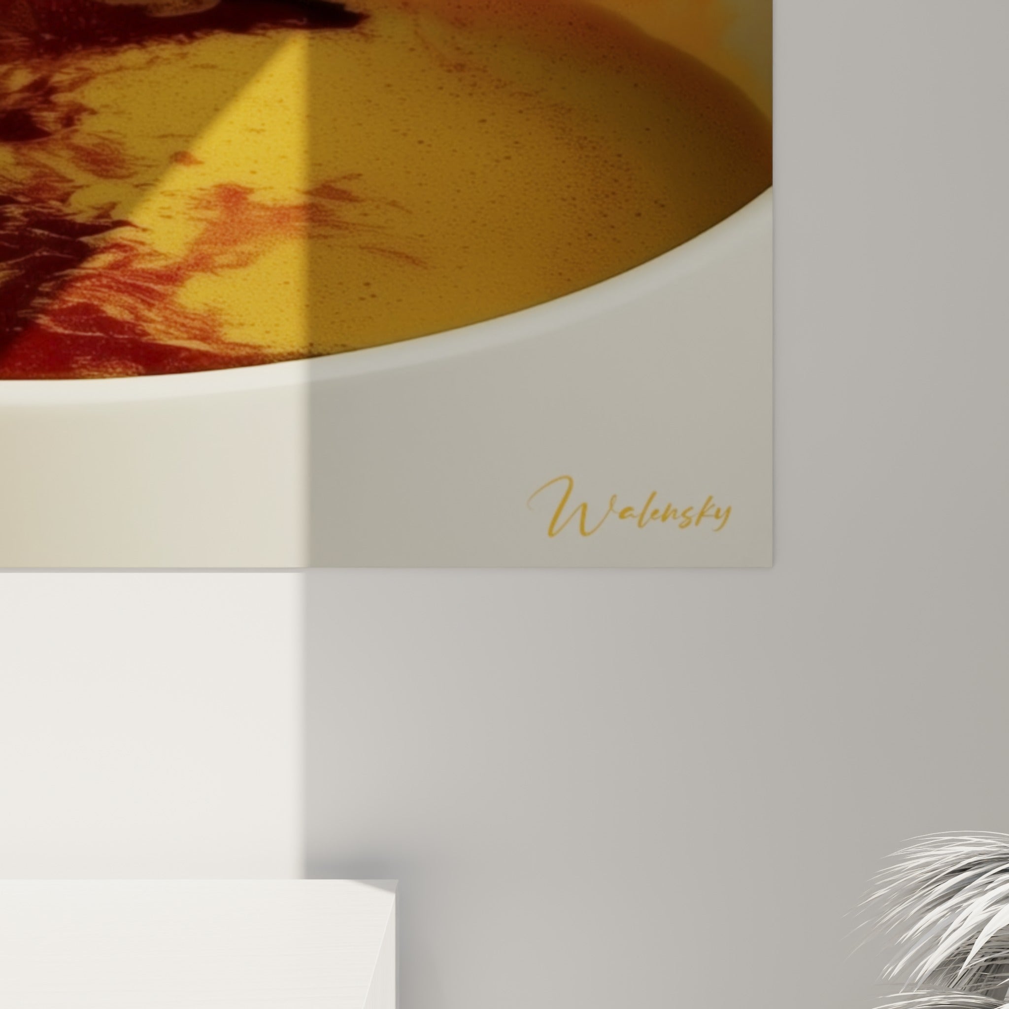 Empâtements dorés et coulures rouge brique se mêlant à la tasse blanche, matière picturale dense et texturée