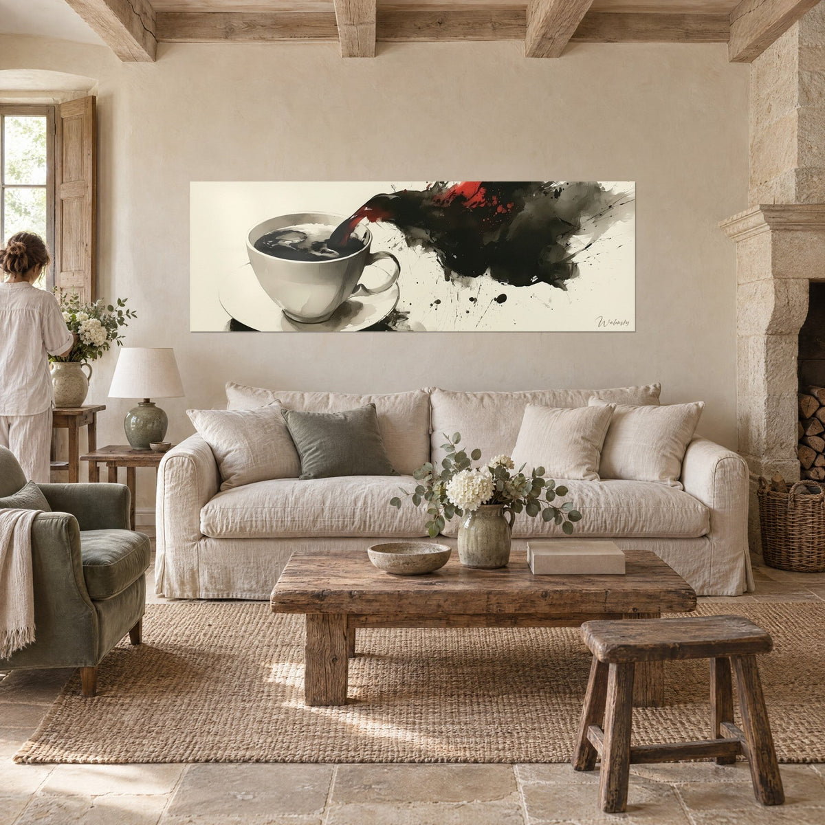 Quadro tazza bianca che versa caffè nero, schizzi rosso vivo su sfondo crema, sopra un divano in un soggiorno luminoso