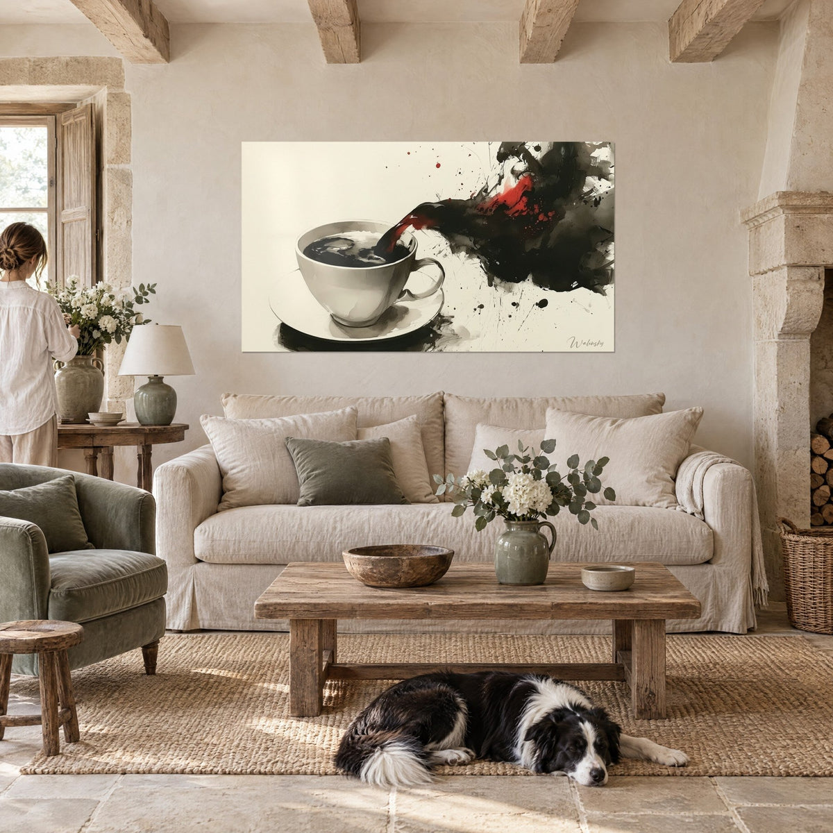 Quadro tazza bianca cinta da uno schizzo di inchiostro nero e rosso, collie sdraiato sul tappeto, sopra un divano in un soggiorno luminoso