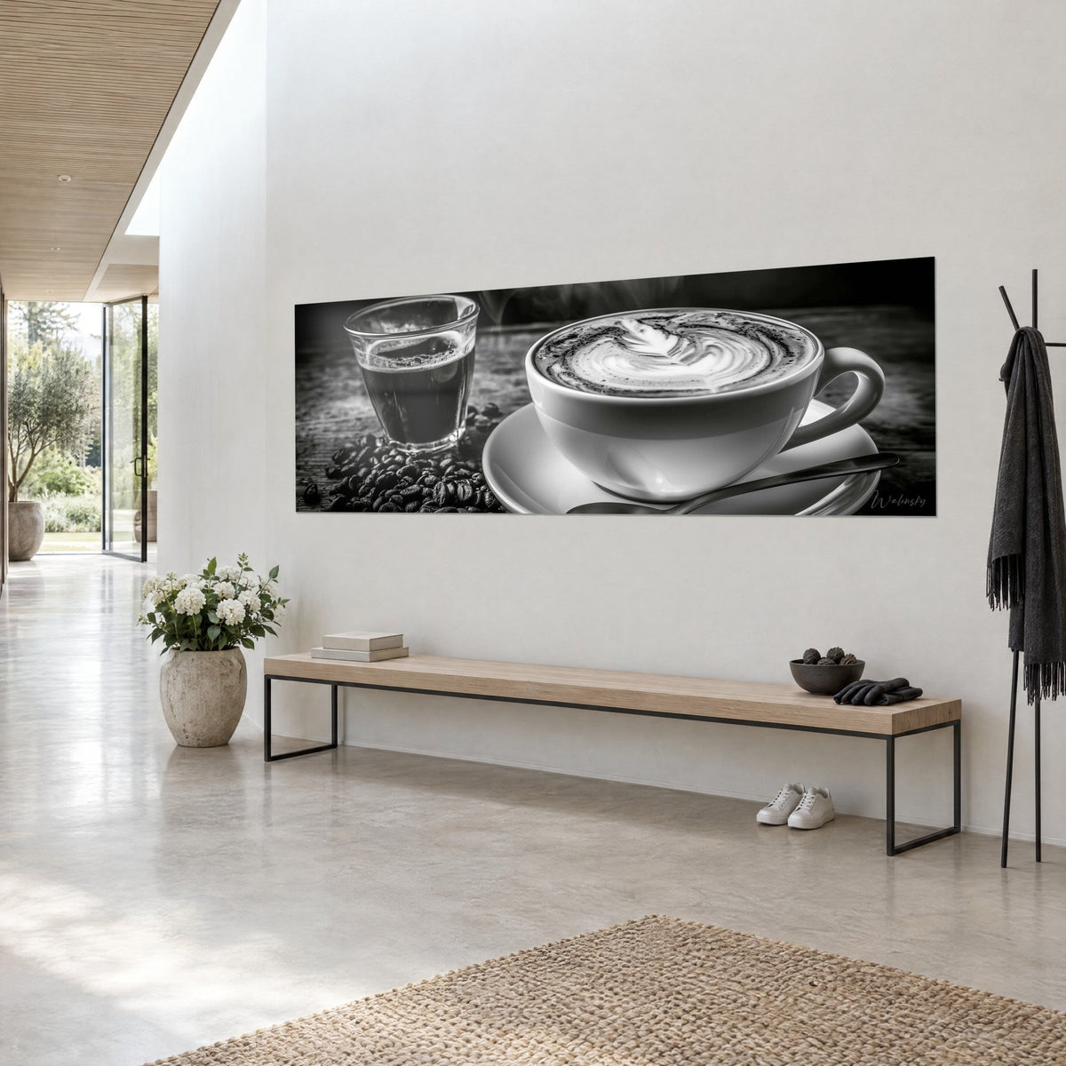 Tableau tasse de porcelaine blanche et soucoupe grise, verre d'espresso noir, grains de café, sur mur crème, vue de trois-quarts